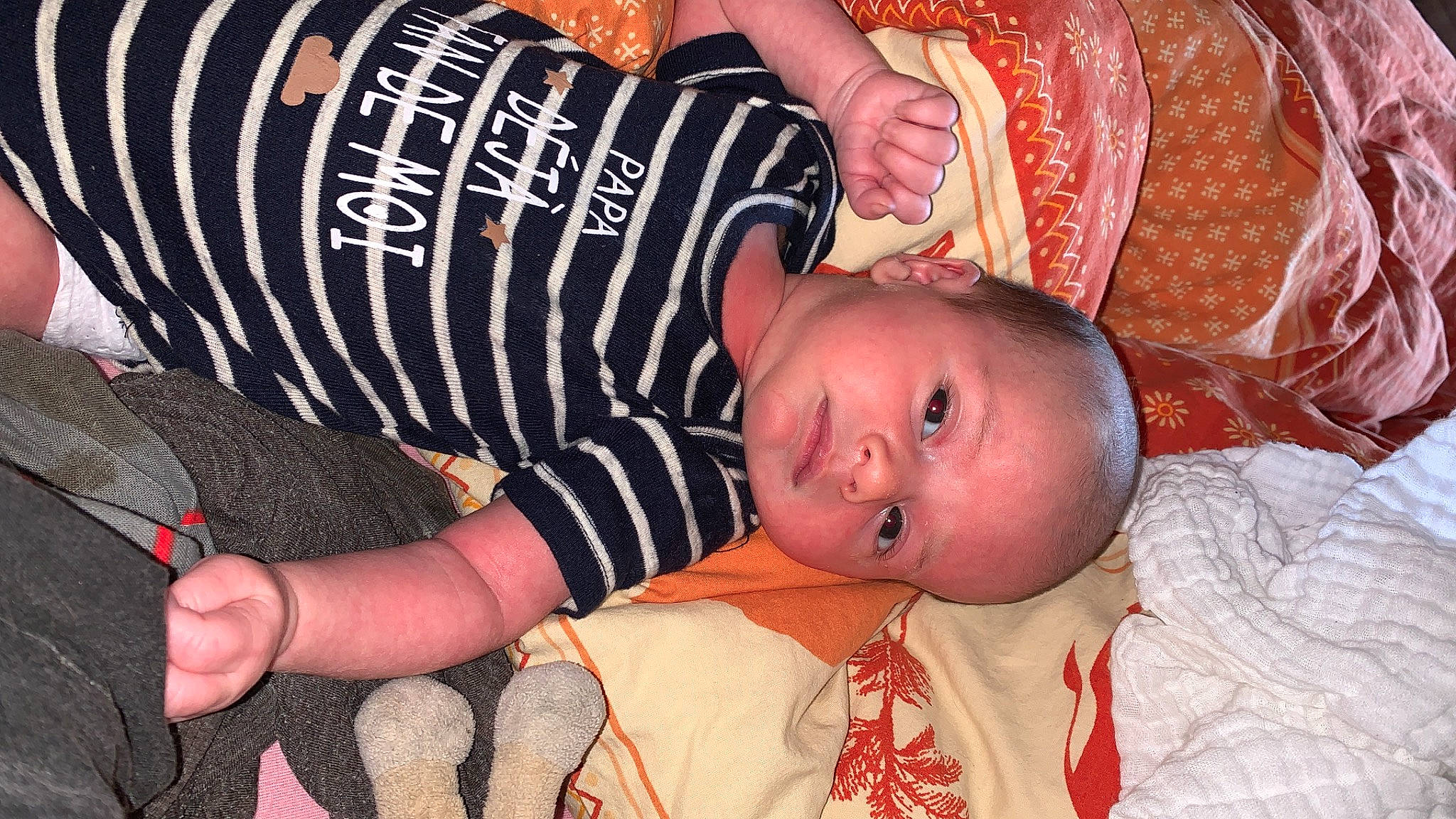 Harper a rejoint le concours — aidez-le/la à gagner de superbes lots ! baby, baby_toddler_clothing, cheek, child, comfort, couch, eye, face, finger, hand, head, human, human_body, iris, mouth, organ, pattern, person, skin, thumb