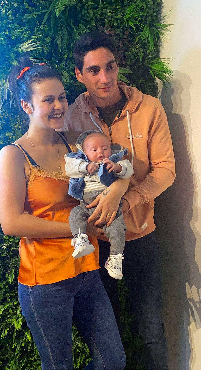 Harper a rejoint le concours — aidez-le/la à gagner de superbes lots ! baby, eye, face, facial_expression, fashion, flash_photography, gesture, grass, hand, happy, head, human_body, interaction, joy, people_in_nature, person, plant, product, skin, smile