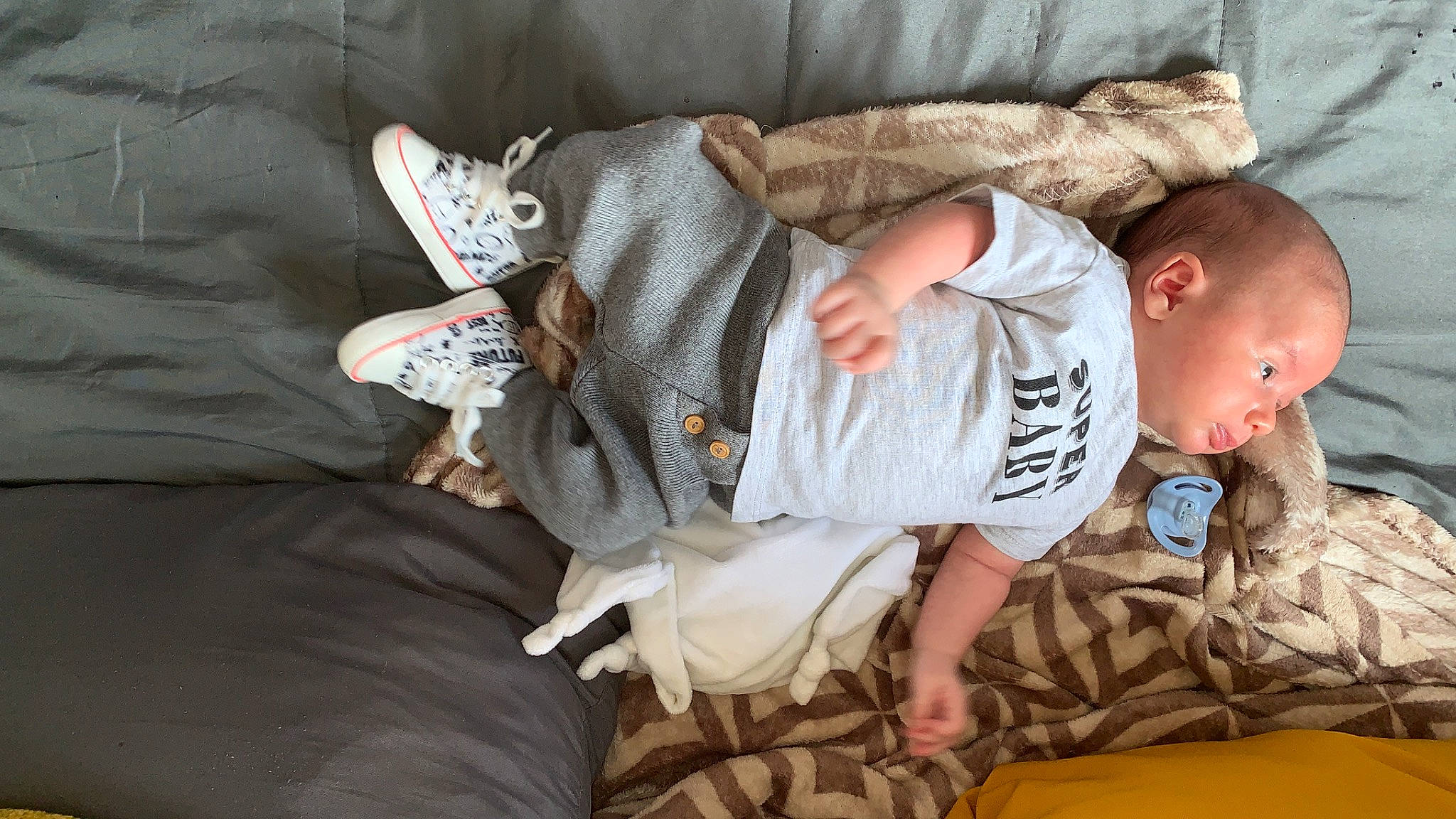 Harper participe au concours pour gagner de l'argent avec cette photo : baby, baby_products, baby_toddler_clothing, camouflage, child, comfort, couch, elbow, glasses, grey, leg, linens, military_camouflage, person, sitting, sleeve, t_shirt, thigh, toddler, tree