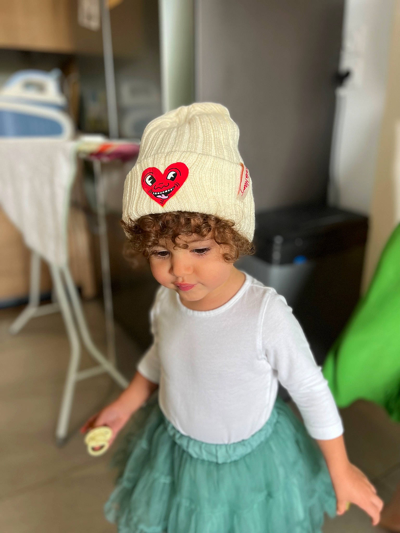 Octavia a rejoint le concours — aidez-le/la à gagner de superbes lots ! baby, baby_toddler_clothing, cap, child, event, fashion_accessory, fun, glasses, green, happy, hat, magenta, person, play, room, ruffle, sleeve, sunglasses, t_shirt, toddler