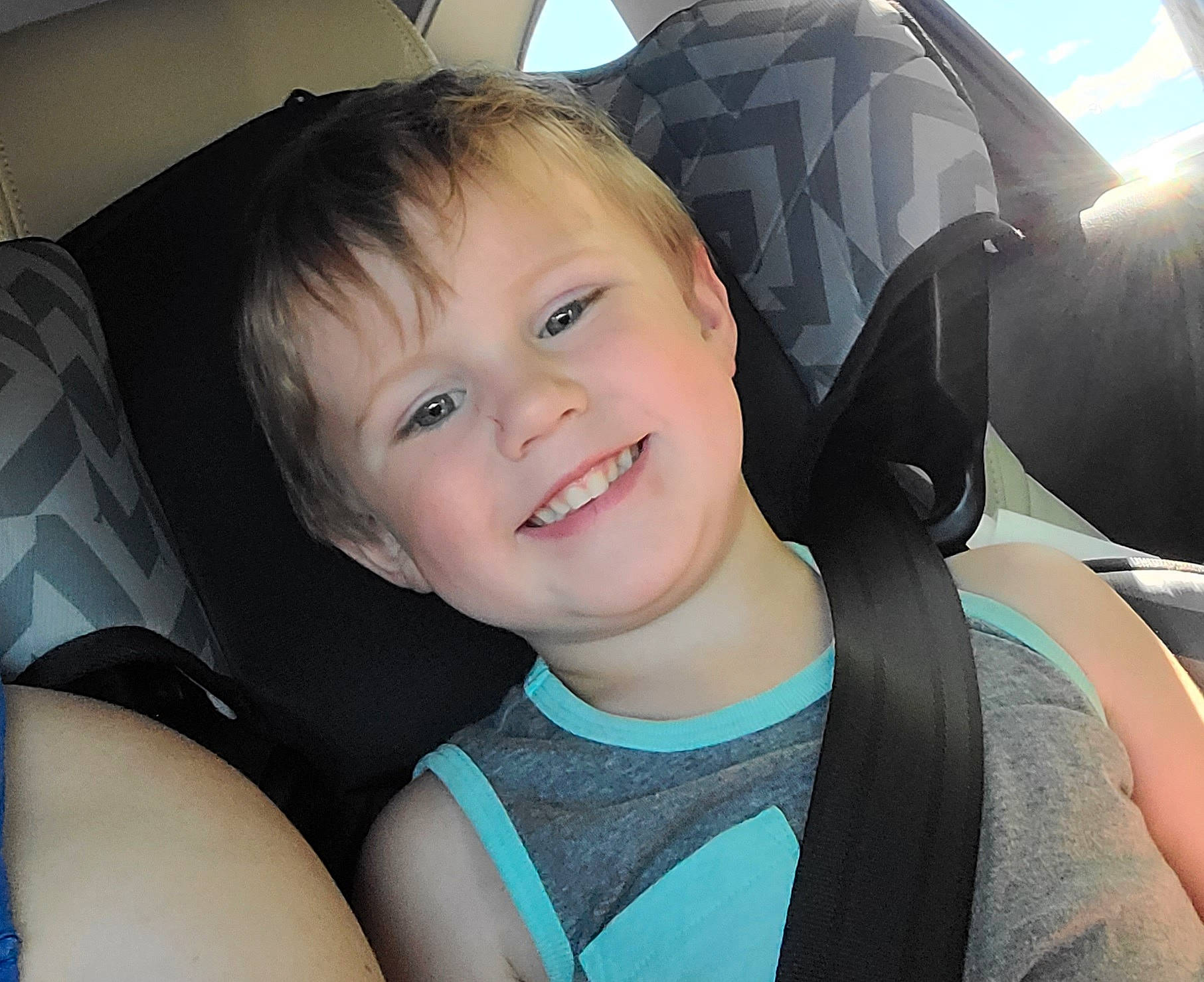 Rykor is registered to the contest to win money with this photo: automotive_design, car_seat, car_seat_cover, comfort, eye, hairstyle, happy, head, head_restraint, joy, mammal, motor_vehicle, mouth, person, product, skin, smile, steering_wheel, style, vehicle_door