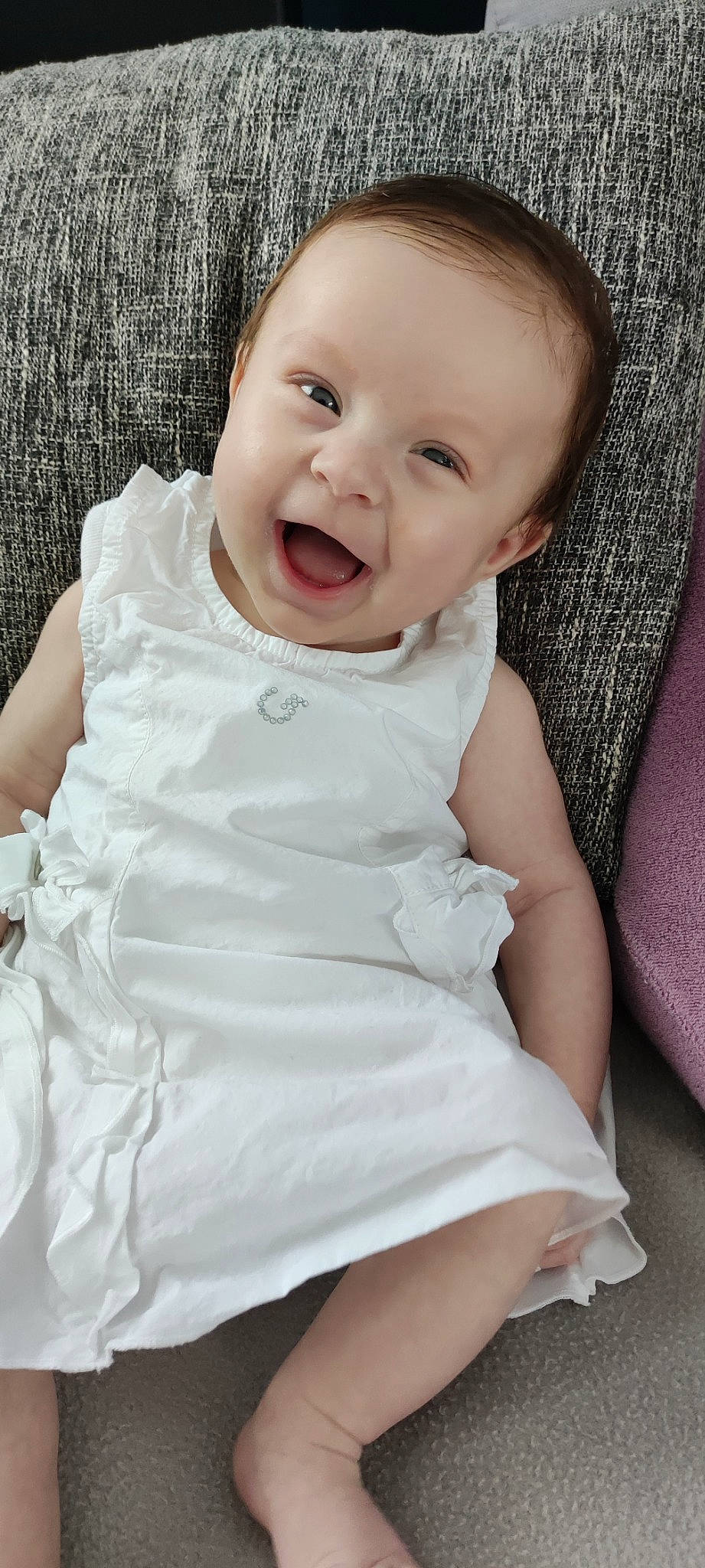 Alyssa participe au concours pour gagner de l'argent avec cette photo : baby, baby_toddler_clothing, beauty, blond, cheek, child, comfort, eye, flash_photography, gesture, happy, iris, linens, lip, pattern, person, sitting, skin, sleeve, smile