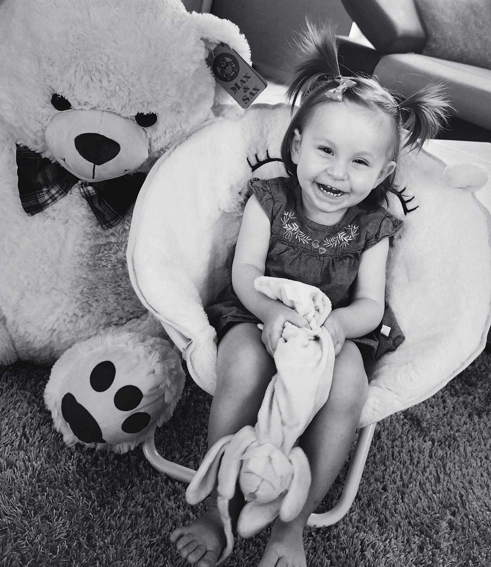 Alyssa a rejoint le concours — aidez-le/la à gagner de superbes lots ! baby, black, black_and_white, comfort, flash_photography, football, fun, gesture, happy, joy, mammal, monochrome, monochrome_photography, person, photograph, smile, snapshot, stuffed_toy, style, toddler