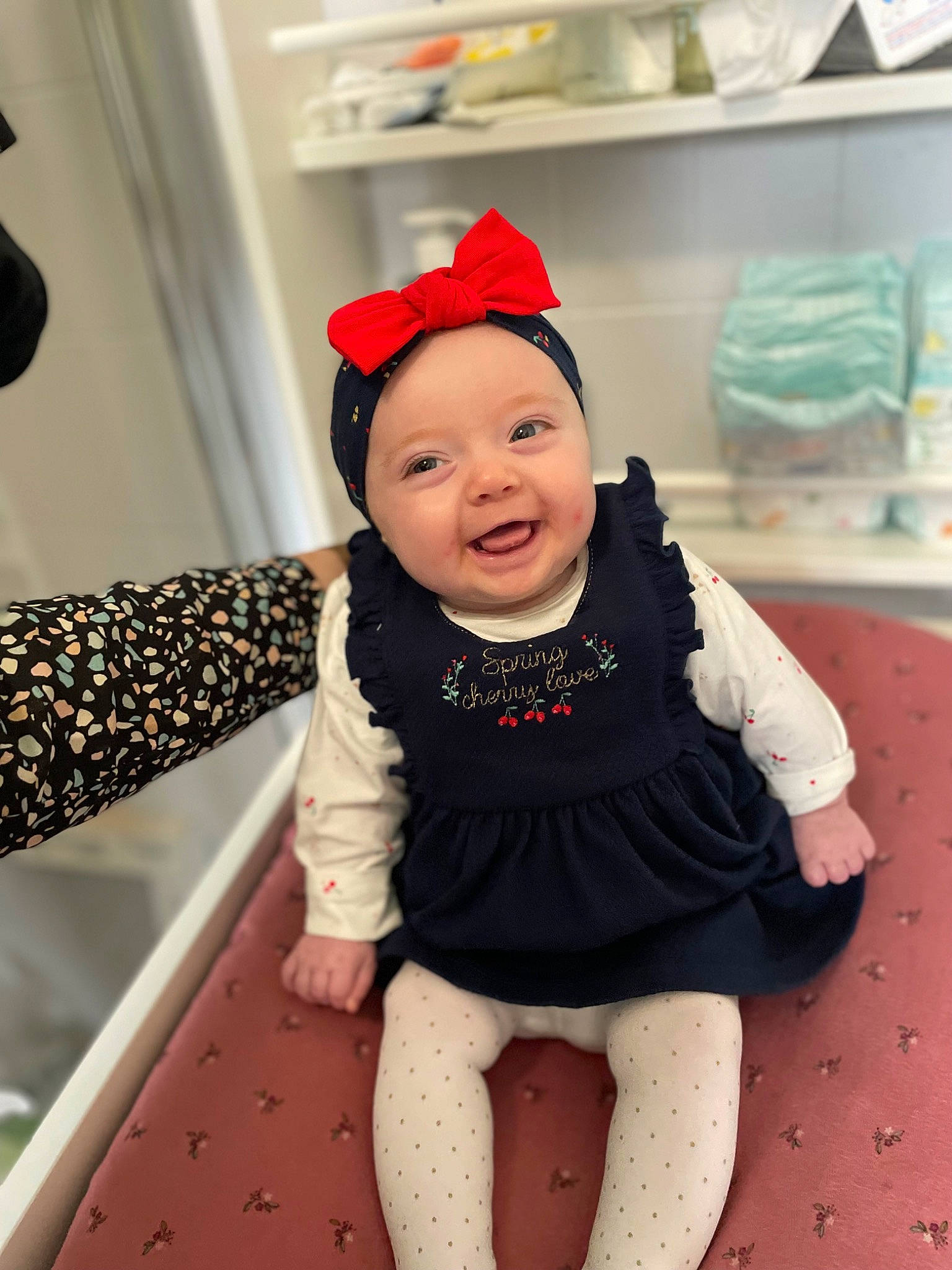 Romy a rejoint le concours — aidez-le/la à gagner de superbes lots ! baby, baby_toddler_clothing, cap, child, costume, costume_hat, event, fashion_accessory, fun, happy, headwear, human_leg, joy, knee, pattern, person, pink, room, sitting, sleeve