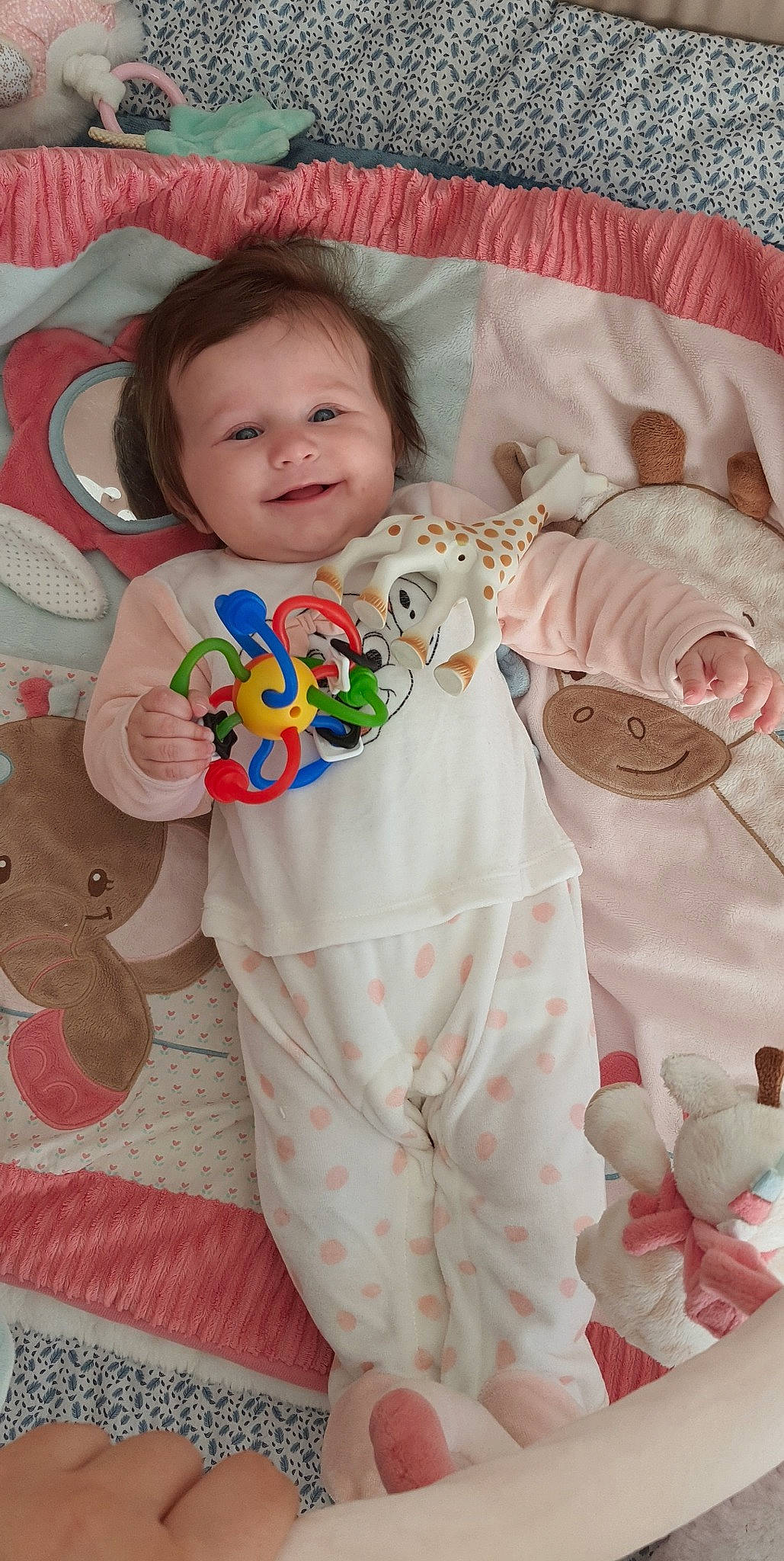 Malya a rejoint le concours — aidez-le/la à gagner de superbes lots ! baby, baby_products, baby_toddler_clothing, bedding, child, dress_shirt, event, formal_wear, happy, joy, linens, outerwear, pattern, person, pink, room, sleeve, smile, stuffed_toy, t_shirt