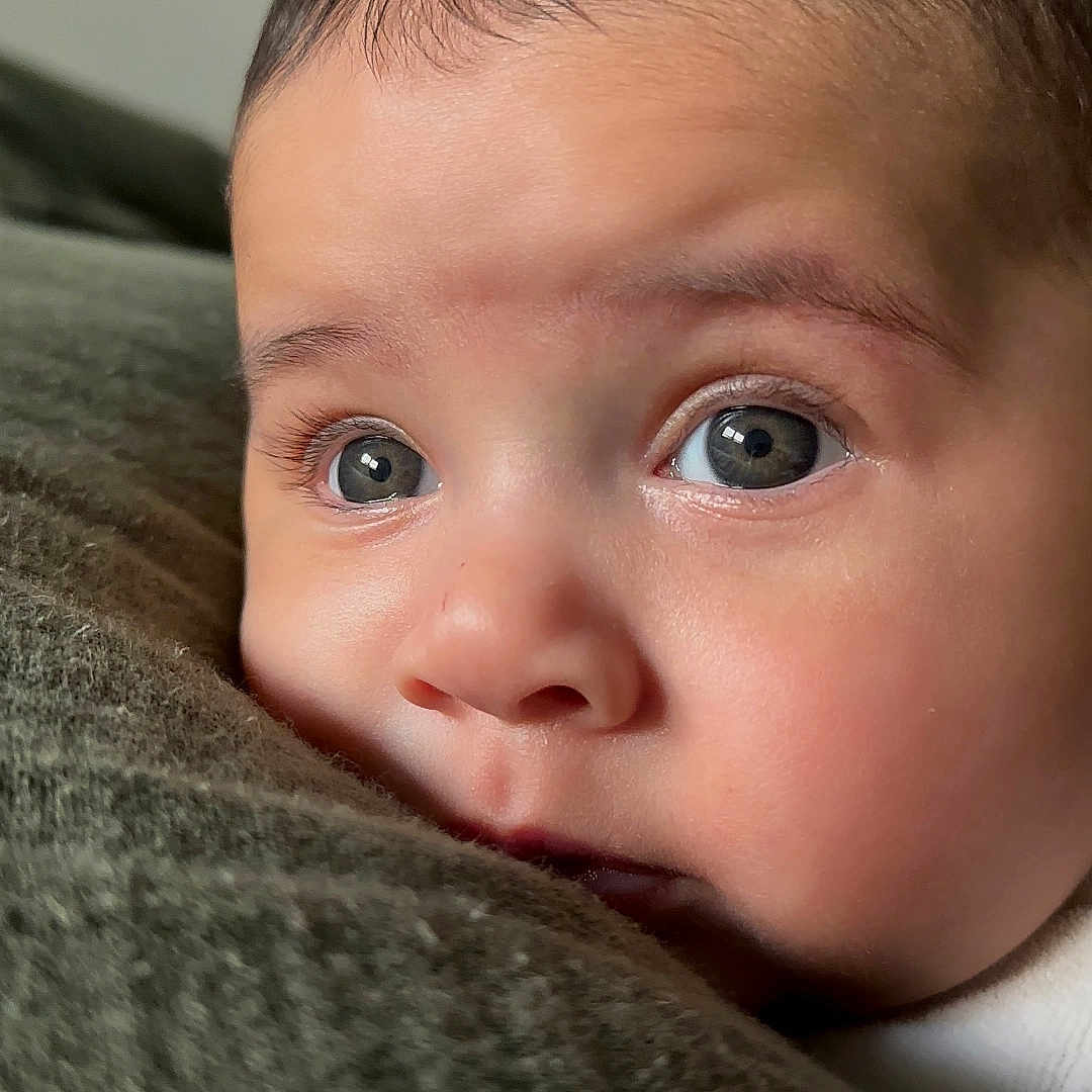 Eloy a rejoint le concours — aidez-le/la à gagner de superbes lots ! baby, blanket, child, close_up, cozy, curious, cute, expression, eyes, face, head, indoors, infant, person, portrait, resting, skin, soft_texture, warm_light, young