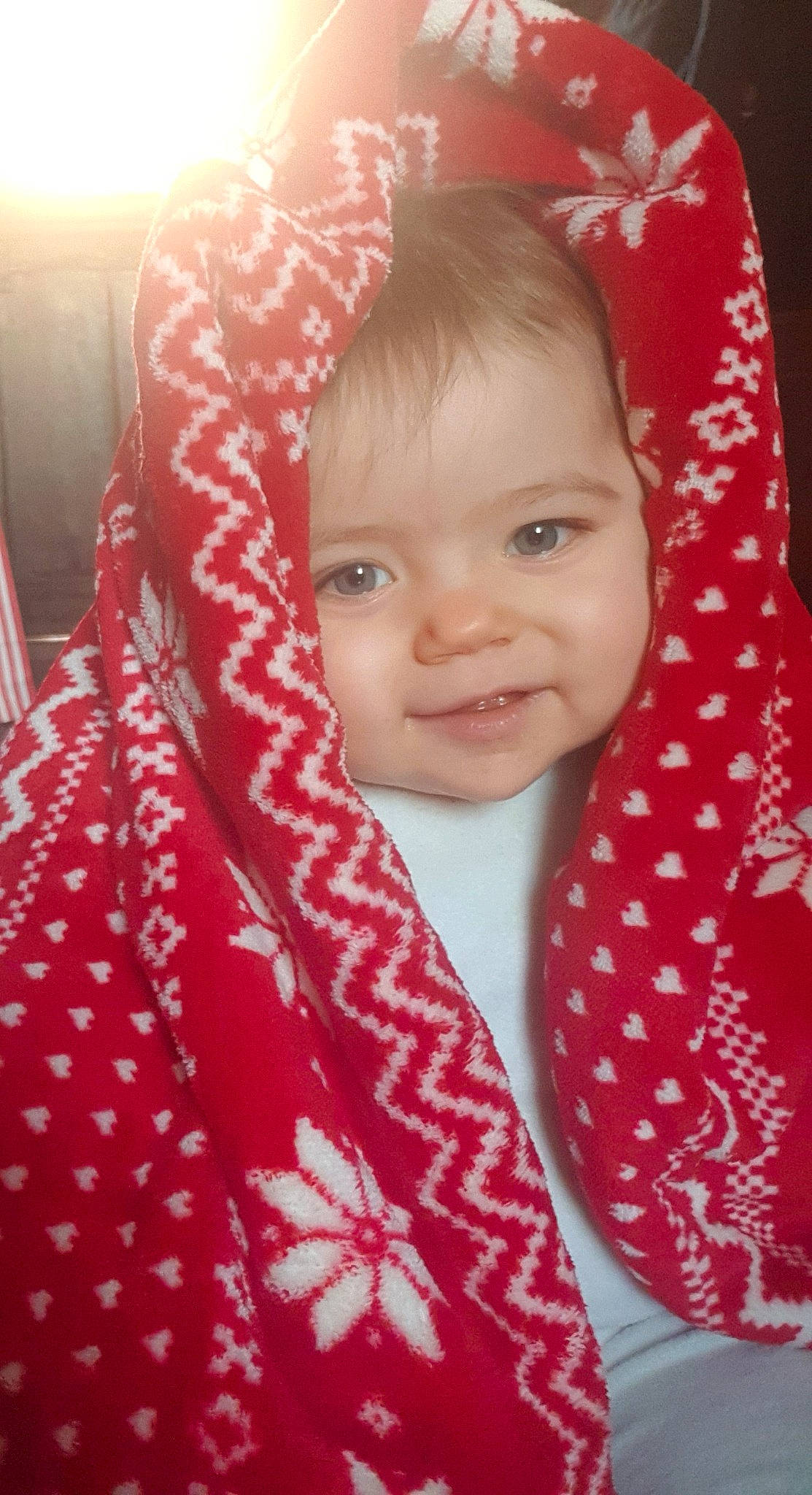 Elya participe au concours pour gagner de l'argent avec cette photo : arm, baby, cheek, chin, eye, eyebrow, face, hair, hand, head, human_body, iris, joy, lip, neck, nose, outerwear, person, skin, sleeve