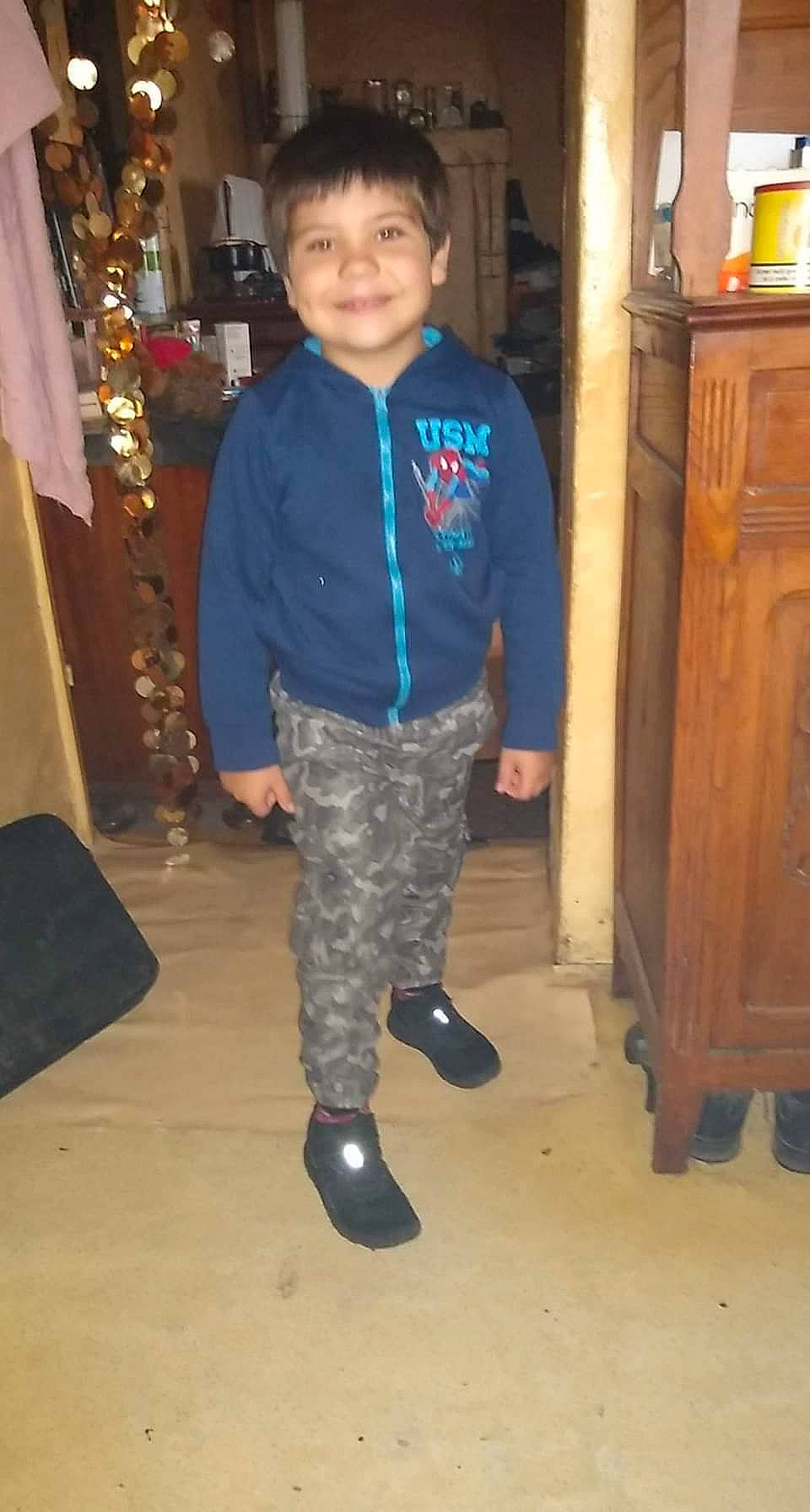 Nolan participe au concours pour gagner de l'argent avec cette photo : cabinetry, child, curtain, denim, electric_blue, event, flooring, formal_wear, fun, happy, hardwood, joy, person, room, sleeve, smile, standing, sweatpant, toddler, uniform