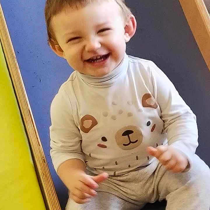 Tynno a rejoint le concours — aidez-le/la à gagner de superbes lots ! bodypart, boy, child, clothing, face, footwear, happy, head, hosiery, male, mouth, outdoors, pants, person, photography, playarea, portrait, shoe, sitting, sock