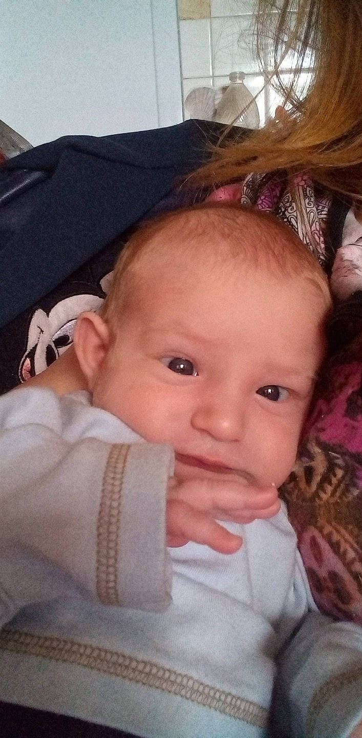 Tynno participe au concours pour gagner de l'argent avec cette photo : baby, baby_toddler_clothing, cheek, chin, comfort, eye, eyebrow, eyelash, finger, gesture, hairstyle, head, headgear, iris, lip, nose, person, pink, skin, sleeve