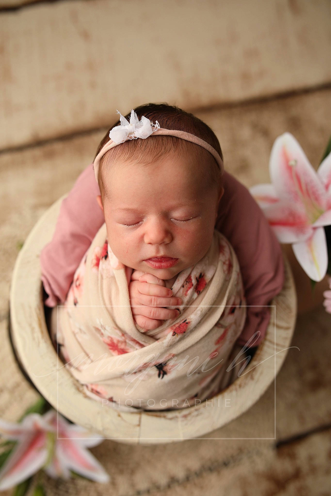 Cléo participe au concours pour gagner de l'argent avec cette photo : baby, baby_products, baby_toddler_clothing, cheek, child, fashion_accessory, grass, happy, head, headband, headgear, headpiece, jewellery, lip, peach, person, petal, pink, sitting, sweetness