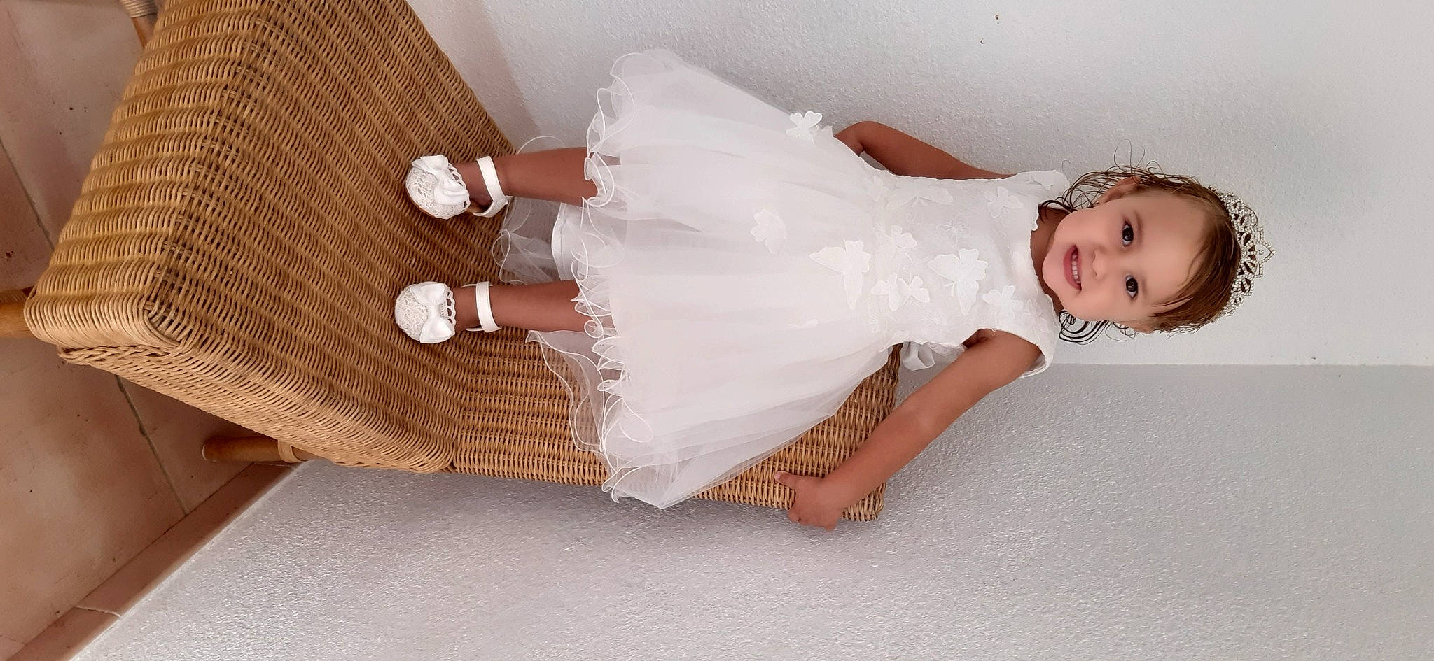 Whitney a rejoint le concours — aidez-le/la à gagner de superbes lots ! bridal_accessory, comfort, day_dress, dress, embellishment, fashion_design, finger, flash_photography, flooring, joint, knee, leg, person, skin, sleeve, smile, textile, thigh, waist, wedding_dress