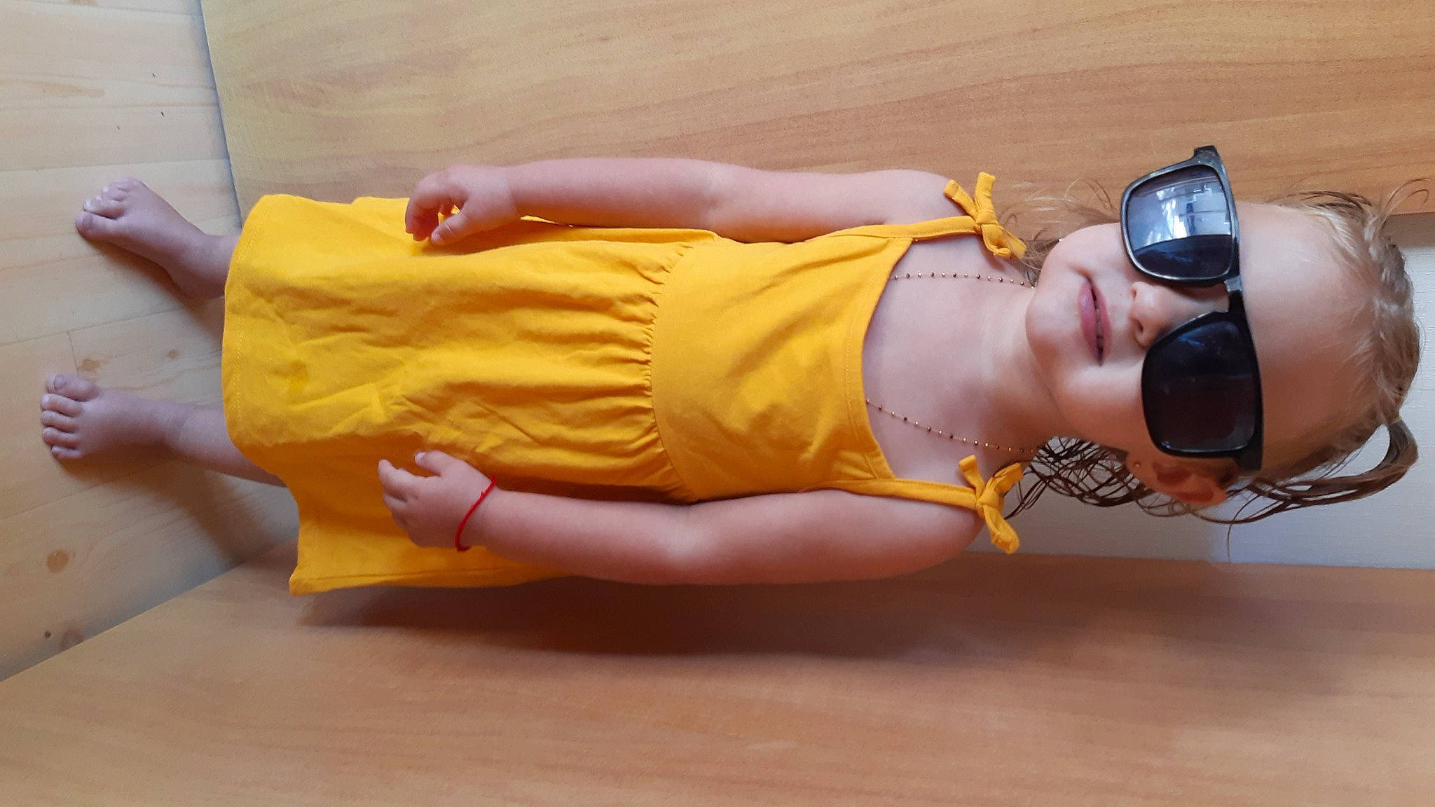 Whitney participe au concours pour gagner de l'argent avec cette photo : abdomen, barefoot, chest, elbow, eyewear, glasses, goggles, hat, human_leg, knee, leisure, navel, person, personal_protective_equipment, physical_fitness, sunglasses, thigh, trunk, vision_care, waist