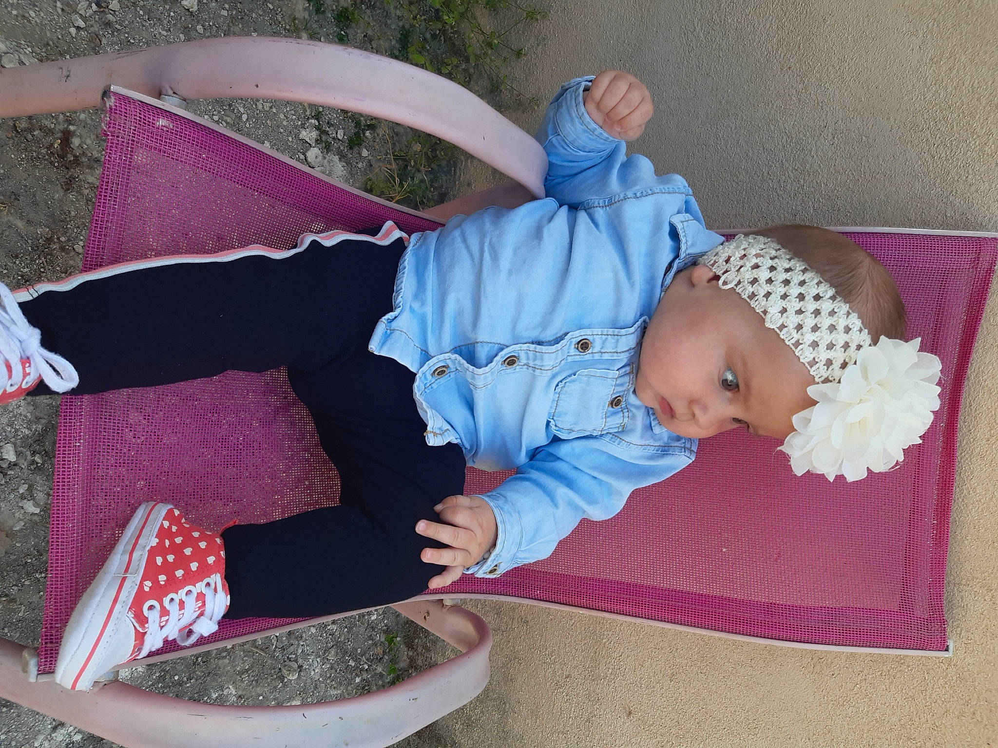 Whitney a rejoint le concours — aidez-le/la à gagner de superbes lots ! baby, baby_products, baby_toddler_clothing, child, comfort, design, grass, headwear, knit_cap, lap, leisure, magenta, pattern, person, pink, room, sitting, sock, textile, toddler