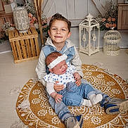 Teo a rejoint le concours — aidez-le/la à gagner de superbes lots ! baby, boy, brother, casual_clothing, child, crying, cute, decor, family, floor, flowers, headband, indoor, lantern, portrait, rug, sitting, smiling, sneakers, wooden_crate