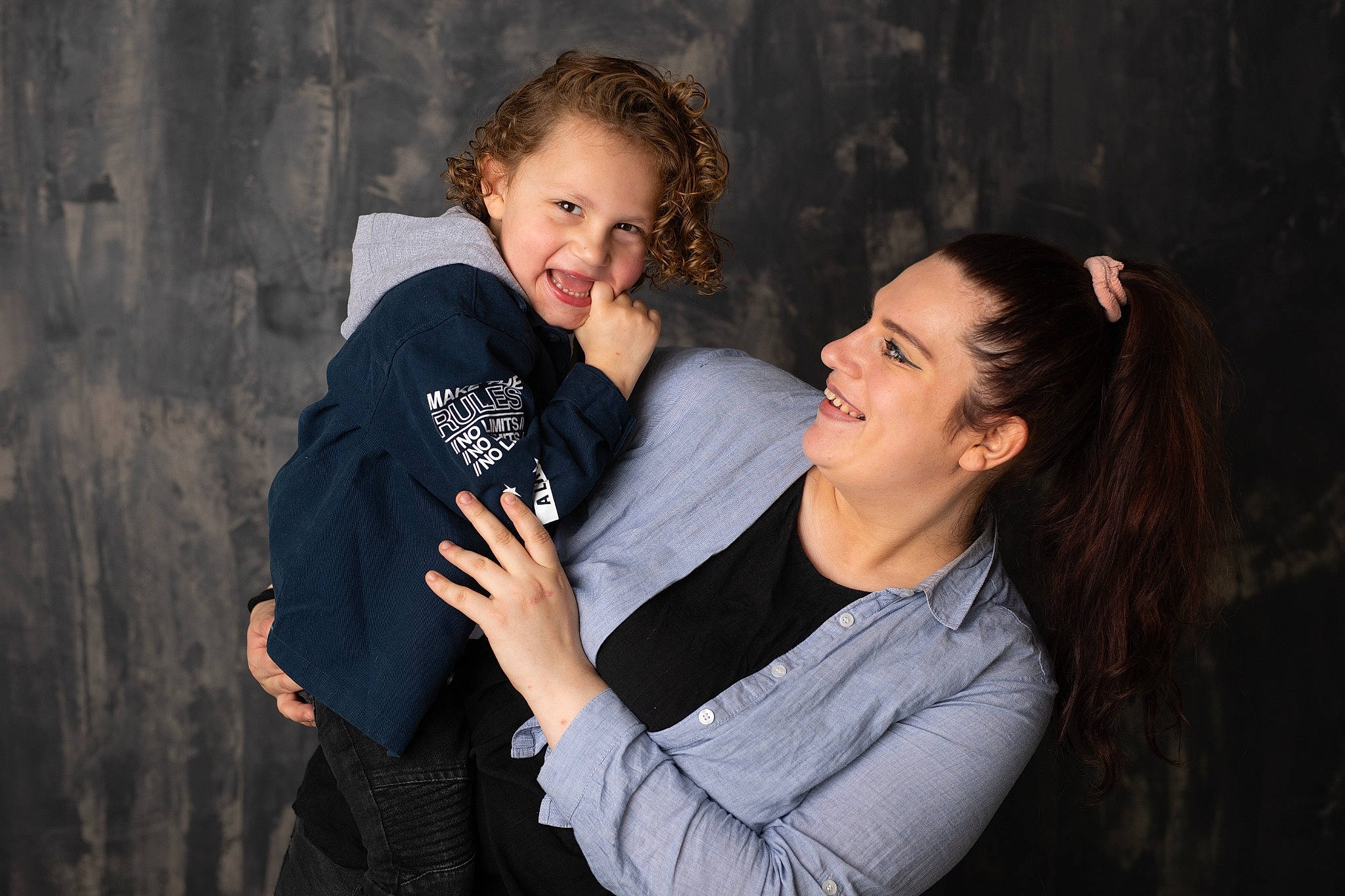 Leo a rejoint le concours — aidez-le/la à gagner de superbes lots ! arm, black_hair, conversation, darkness, elbow, event, flash_photography, formal_wear, fun, gesture, happy, jewellery, joy, laugh, leisure, long_hair, love, person, sitting, smile