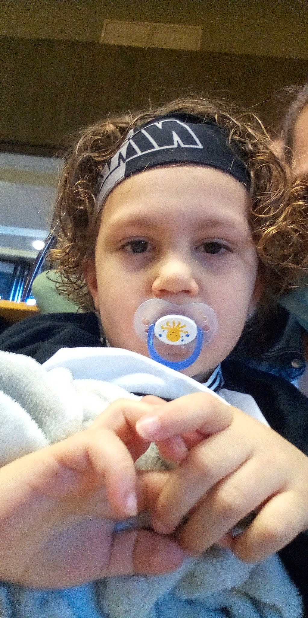 Leo participe au concours pour gagner de l'argent avec cette photo : cheek, child, drinkware, eyelash, facial_expression, finger, fun, gesture, hand, happy, headwear, iris, lip, mouth, nail, nose, person, plastic_bottle, product, skin