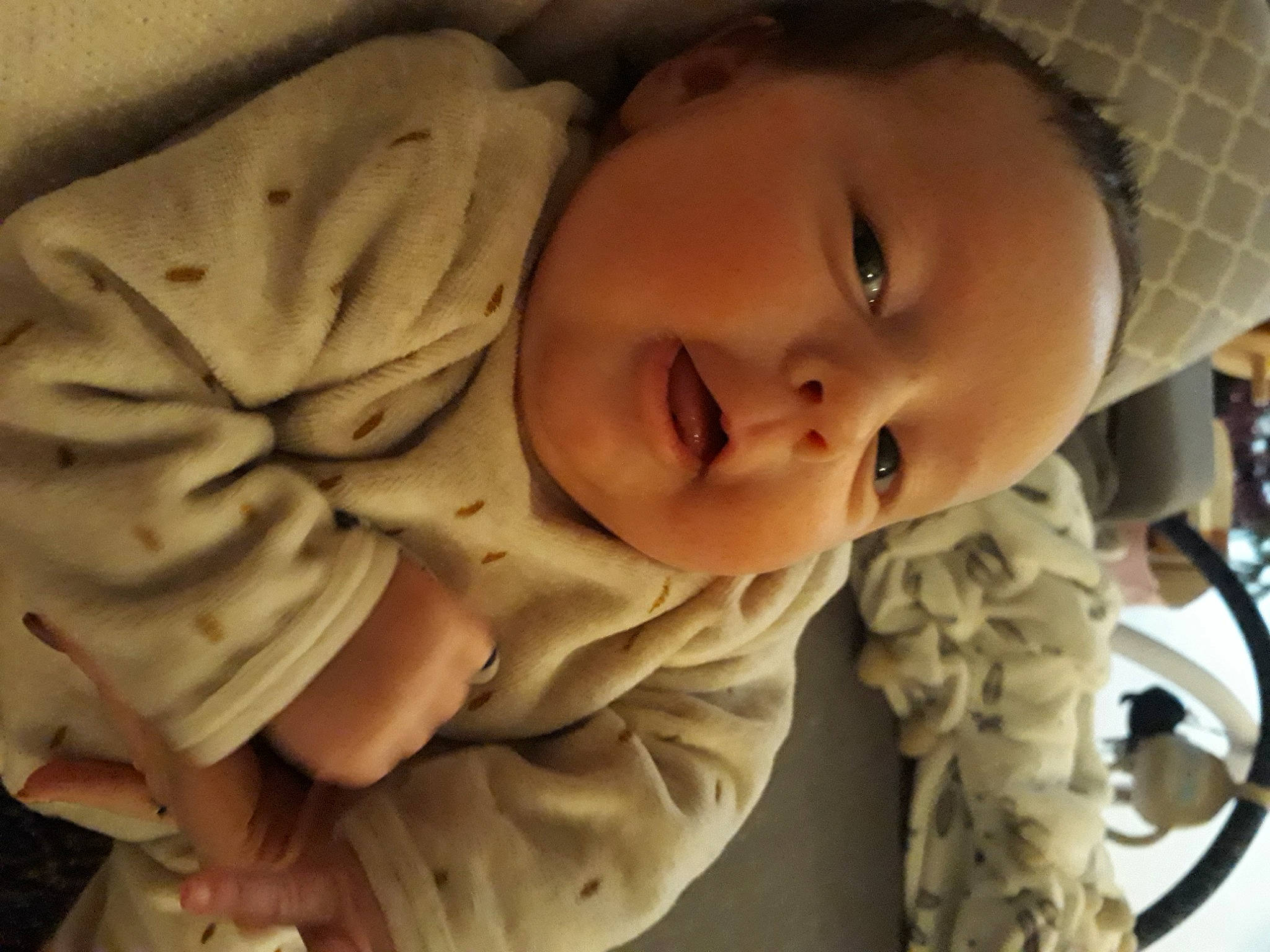 Helena a rejoint le concours — aidez-le/la à gagner de superbes lots ! baby, cheek, chin, comfort, eyebrow, face, facial_expression, forehead, iris, lip, mammal, mouth, nose, organ, outerwear, person, skin, sleeve, smile, textile