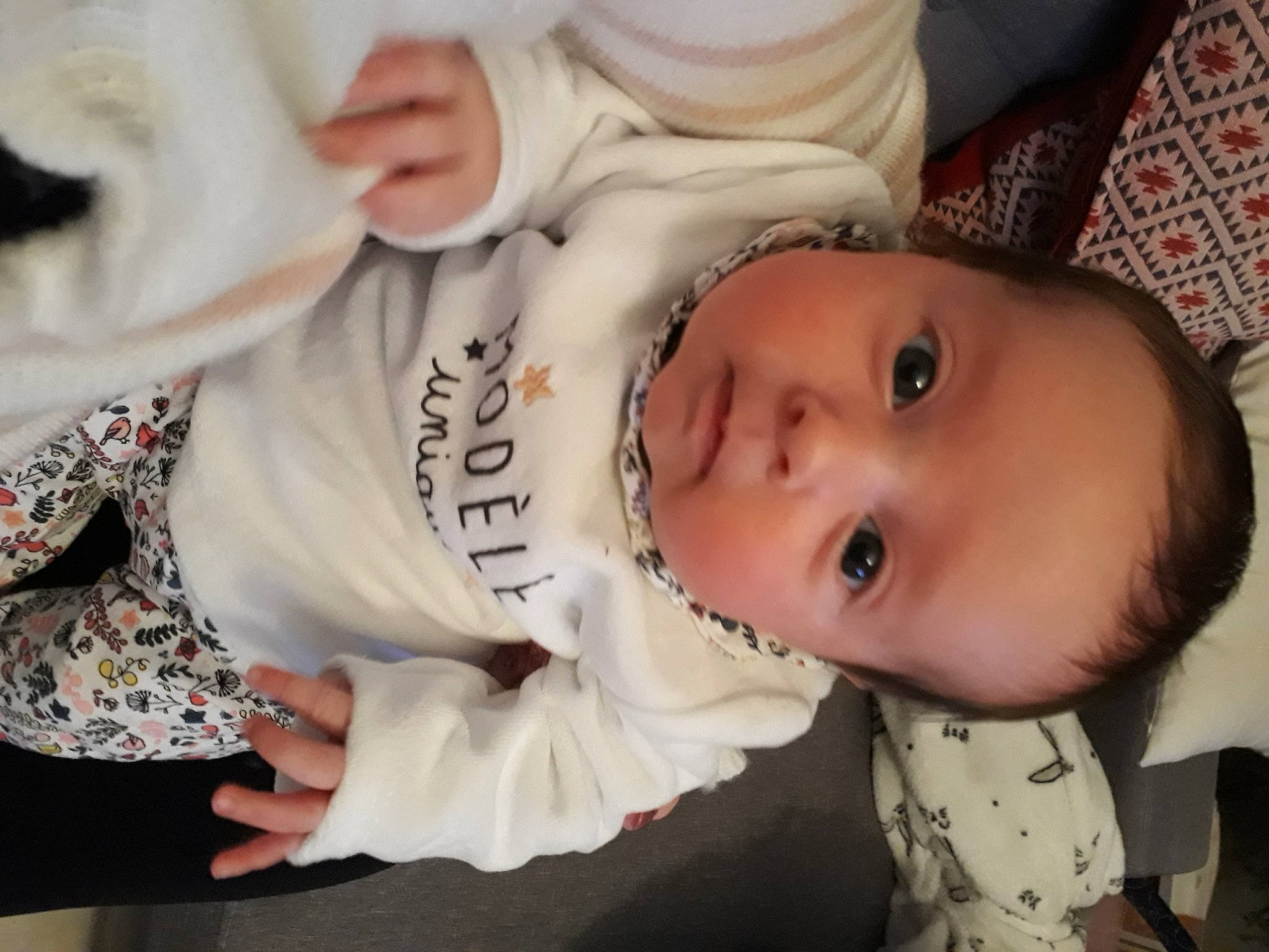 Helena a rejoint le concours — aidez-le/la à gagner de superbes lots ! baby, baby_toddler_clothing, cheek, chin, eye, eyebrow, eyelash, face, happy, head, headgear, human_body, iris, lip, mouth, nose, person, skin, sleeve, smile