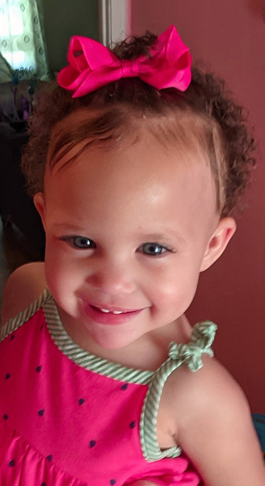 Journey is registered to the contest to win money with this photo: arm, cheek, chin, eye, eyebrow, face, facial_expression, forehead, green, hair, hairstyle, hand, head, joy, lip, mouth, nose, organ, person, skin