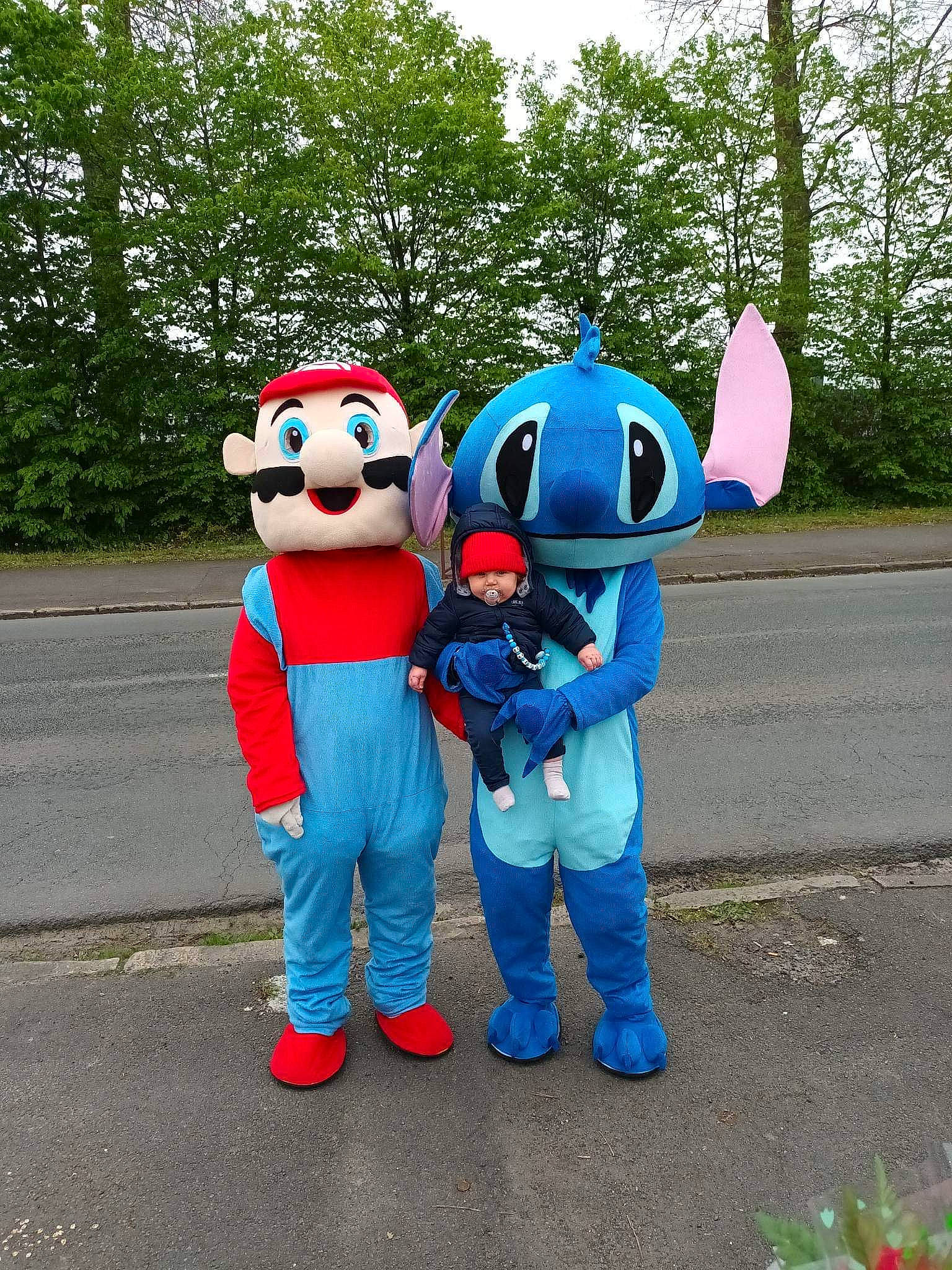 Julian a rejoint le concours — aidez-le/la à gagner de superbes lots ! animal_figure, animated_cartoon, animation, carmine, costume, electric_blue, fictional_character, fun, fur, grass, headwear, leisure, mascot, person, plant, plush, recreation, sky, stuffed_toy, toy