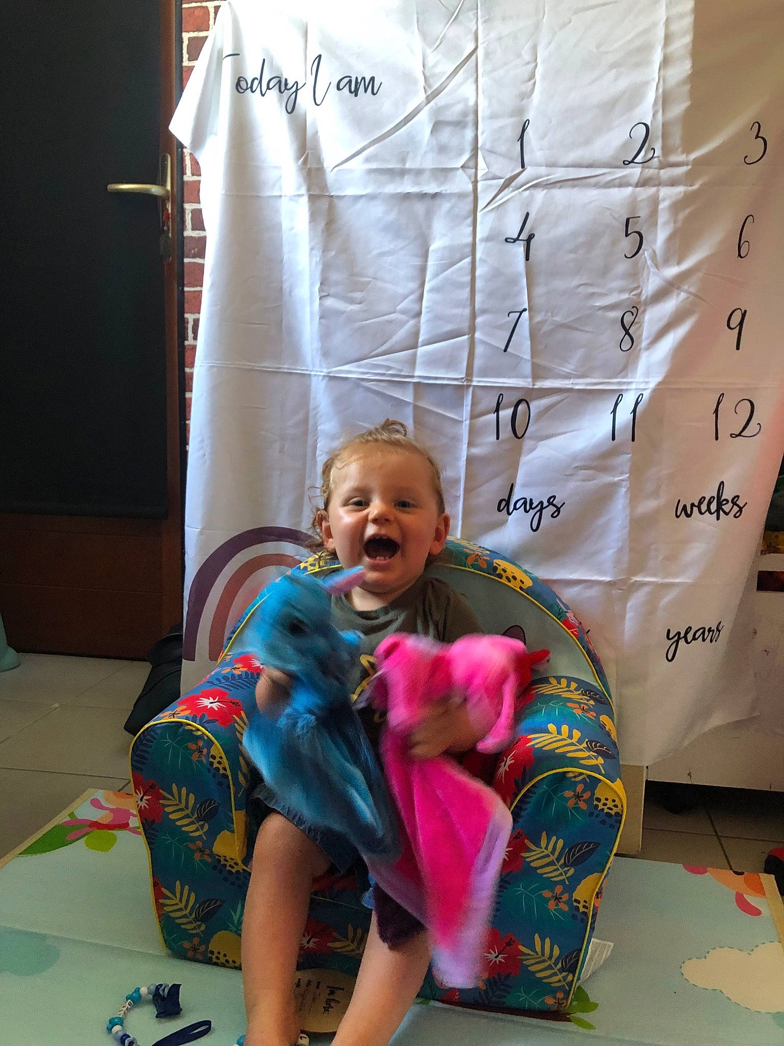 Julian a rejoint le concours — aidez-le/la à gagner de superbes lots ! child, comfort, entertainment, event, fashion_design, flooring, fun, leisure, linens, magenta, pattern, person, play, recreation, room, sandal, sitting, textile, toddler, visual_arts