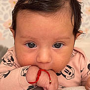 Myra a rejoint le concours — aidez-le/la à gagner de superbes lots ! baby, infant, face, hand, clothing, mickey_mouse, bracelet, pink, cute, portrait, close_up, child, sleeve, skin, black_hair, young, expression, lying_down, pattern, background