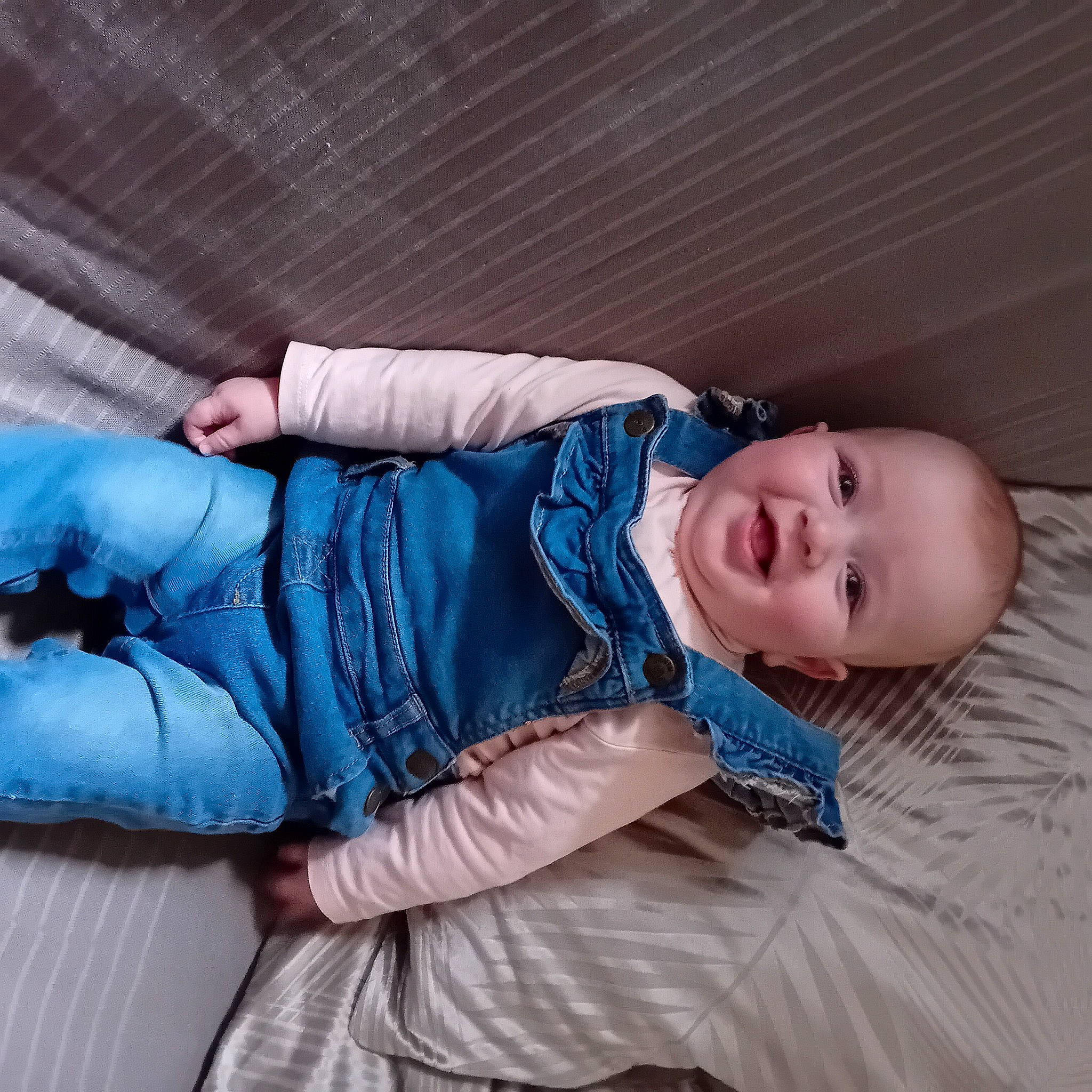 Inaya a rejoint le concours — aidez-le/la à gagner de superbes lots ! baby, baby_products, baby_toddler_clothing, child, comfort, denim, electric_blue, eye, fun, fur, linens, nap, person, room, sitting, sleep, sleeve, smile, textile, toddler