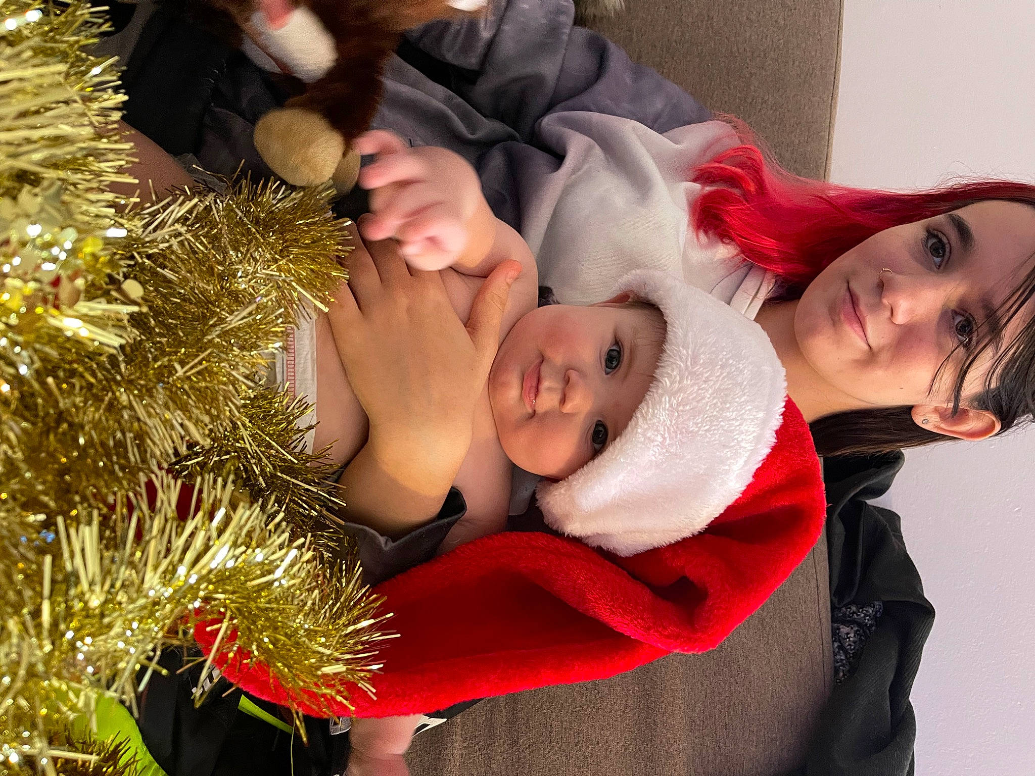 Lyannah a rejoint le concours — aidez-le/la à gagner de superbes lots ! baby, child, christmas_decoration, christmas_ornament, christmas_tree, conifer, dress, event, eye, fun, happy, head, headwear, holiday, holiday_ornament, joy, ornament, person, plant, smile