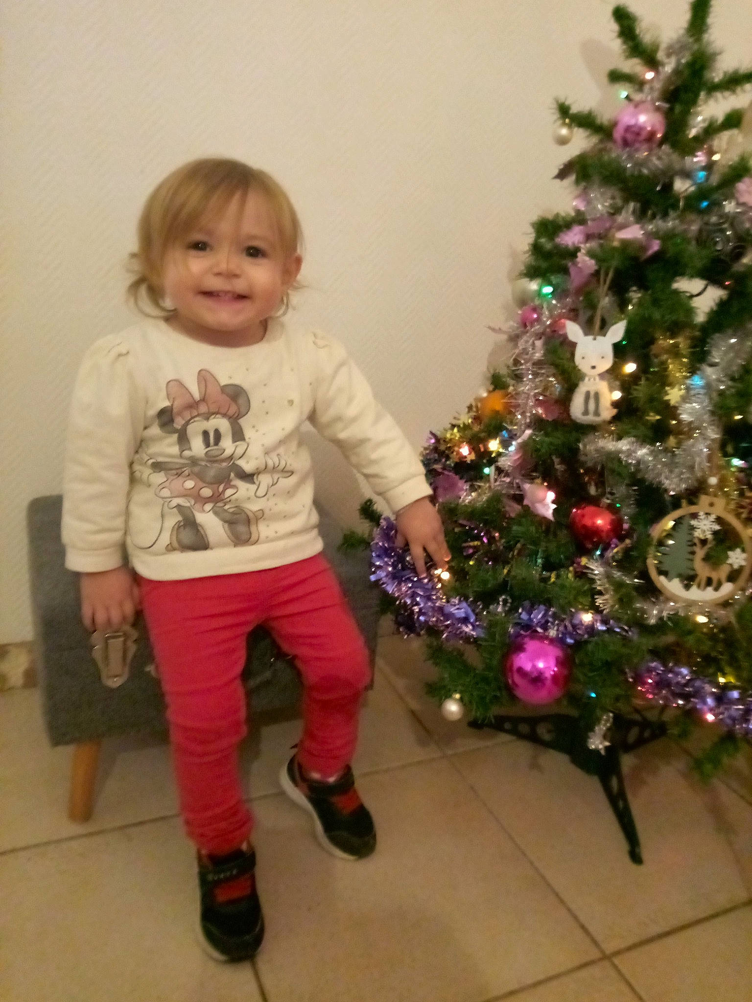 Amalia participe au concours pour gagner de l'argent avec cette photo : baby_toddler_clothing, christmas, christmas_decoration, christmas_ornament, christmas_tree, event, evergreen, facial_expression, hair, happy, head, holiday, holiday_ornament, human_body, joy, ornament, person, plant, sleeve, smile