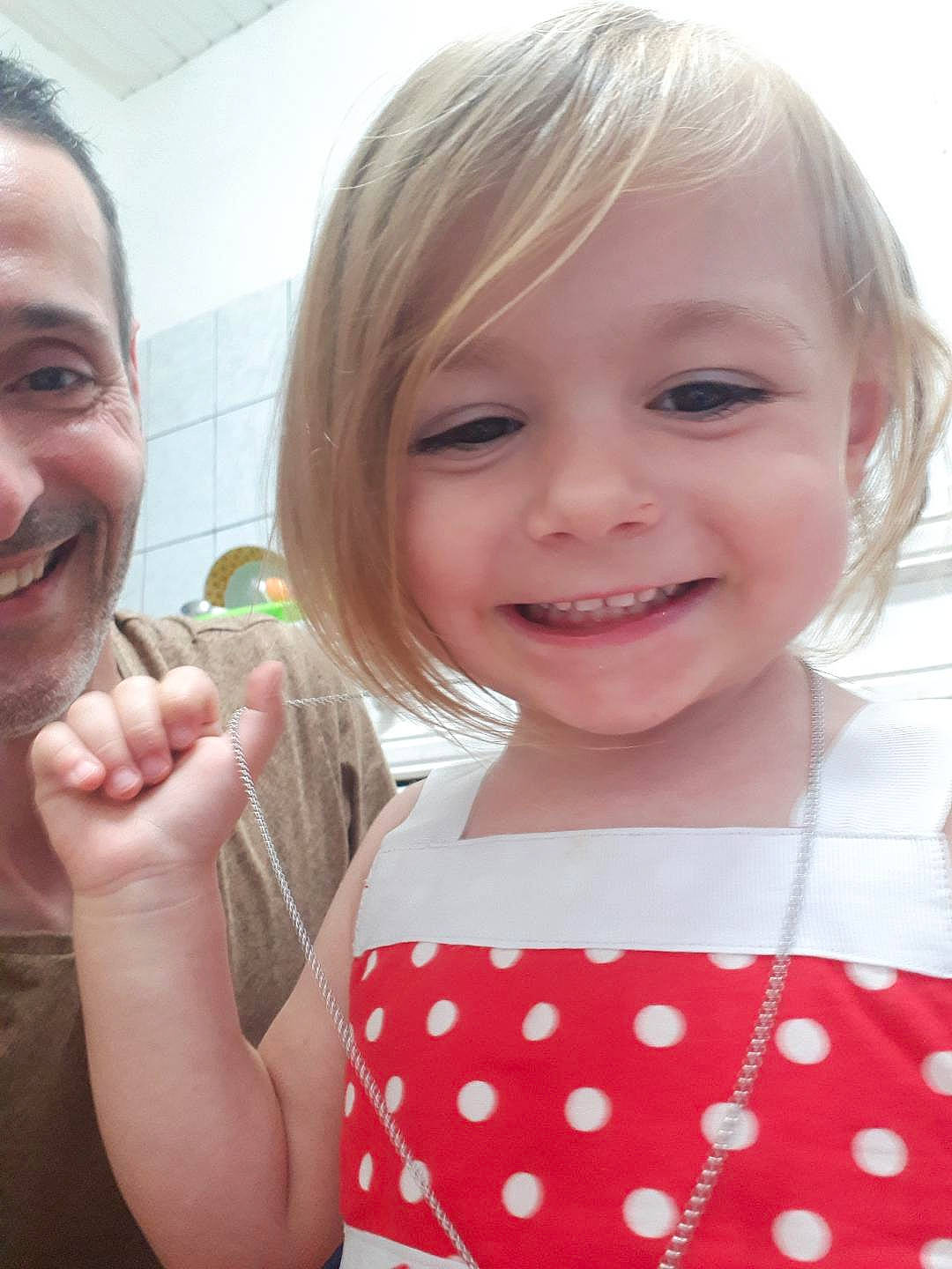 Amalia a rejoint le concours — aidez-le/la à gagner de superbes lots ! baby_toddler_clothing, cheek, child, dress, eyelash, face, finger, fun, gesture, hair, hand, happy, joy, lip, organ, person, pink, skin, sleeve, smile