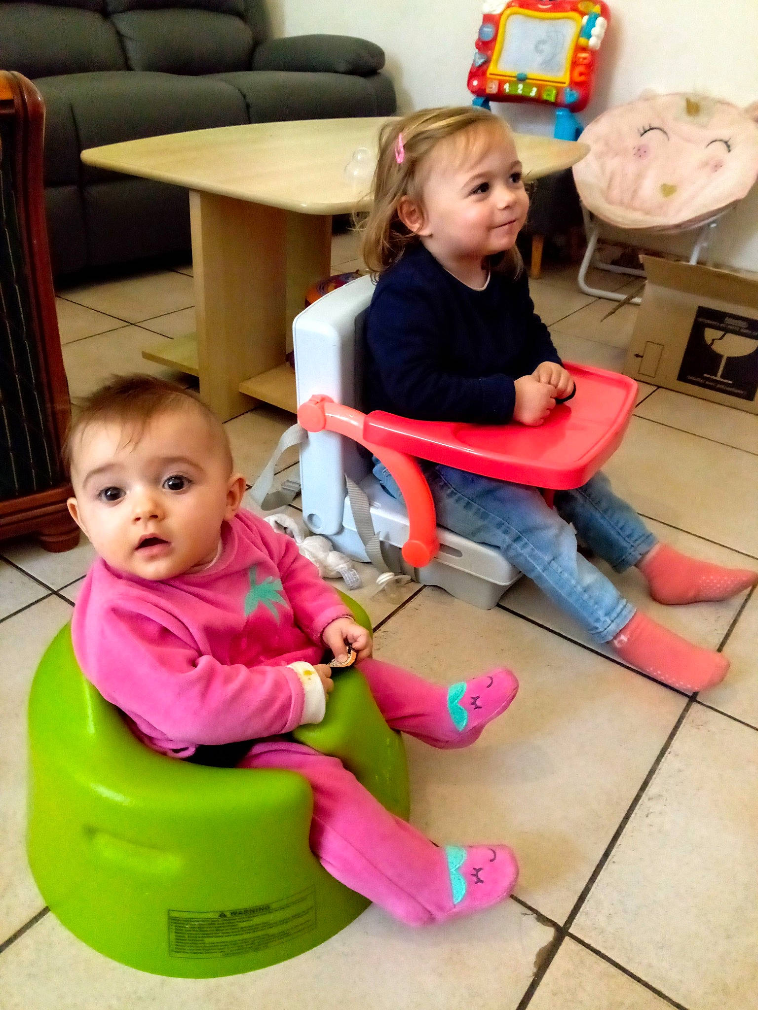 Naomie a rejoint le concours — aidez-le/la à gagner de superbes lots ! baby, baby_toddler_clothing, chair, child, comfort, floor, flooring, fun, furniture, lap, leisure, organ, people, person, product, sharing, skin, smile, snapshot, table