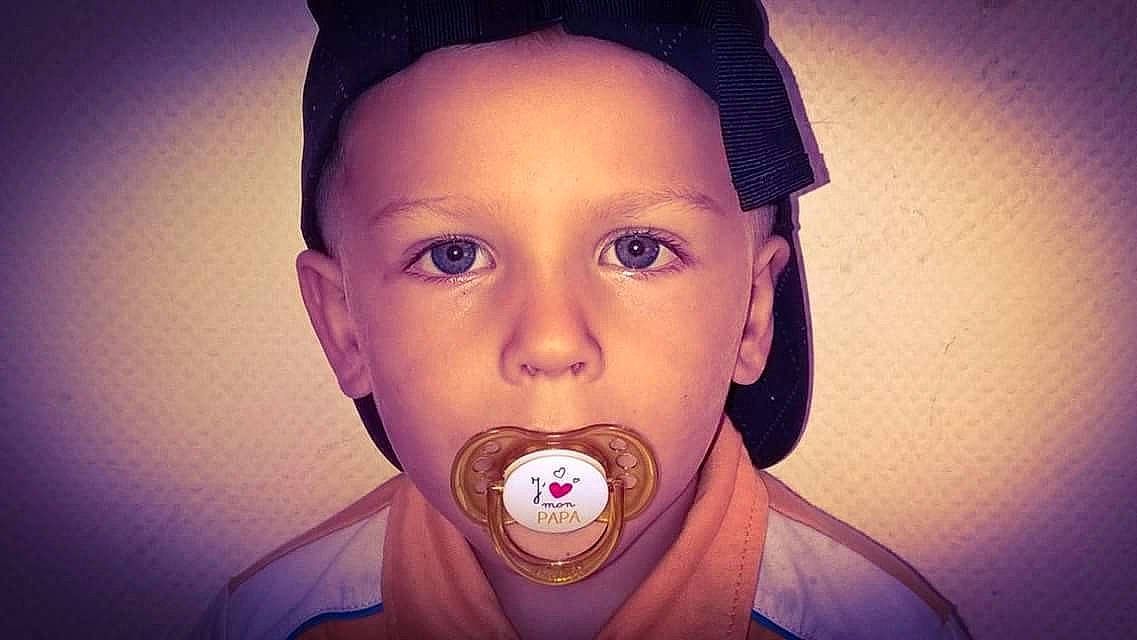 Nino a rejoint le concours — aidez-le/la à gagner de superbes lots ! cheek, child, chin, cool, ear, eye, eyebrow, face, forehead, fun, girl, head, human, lip, mouth, nose, organ, person, purple, toddler