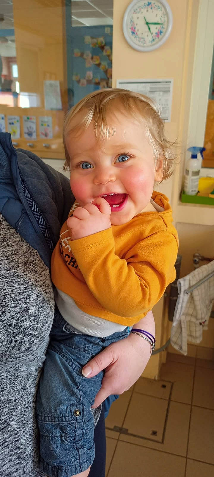 Eloan a rejoint le concours — aidez-le/la à gagner de superbes lots ! baby, baby_toddler_clothing, cheek, child, chin, eye, gesture, hair, happy, head, human_body, iris, lip, mouth, nose, person, skin, sleeve, smile, thumb