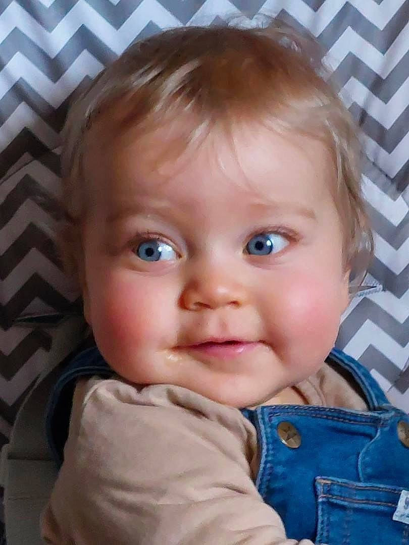 Eloan a rejoint le concours — aidez-le/la à gagner de superbes lots ! baby, baby_toddler_clothing, blond, brown_hair, cheek, child, ear, electric_blue, eyebrow, eyelash, forehead, hair, happy, iris, lip, nose, person, skin, sleeve, smile