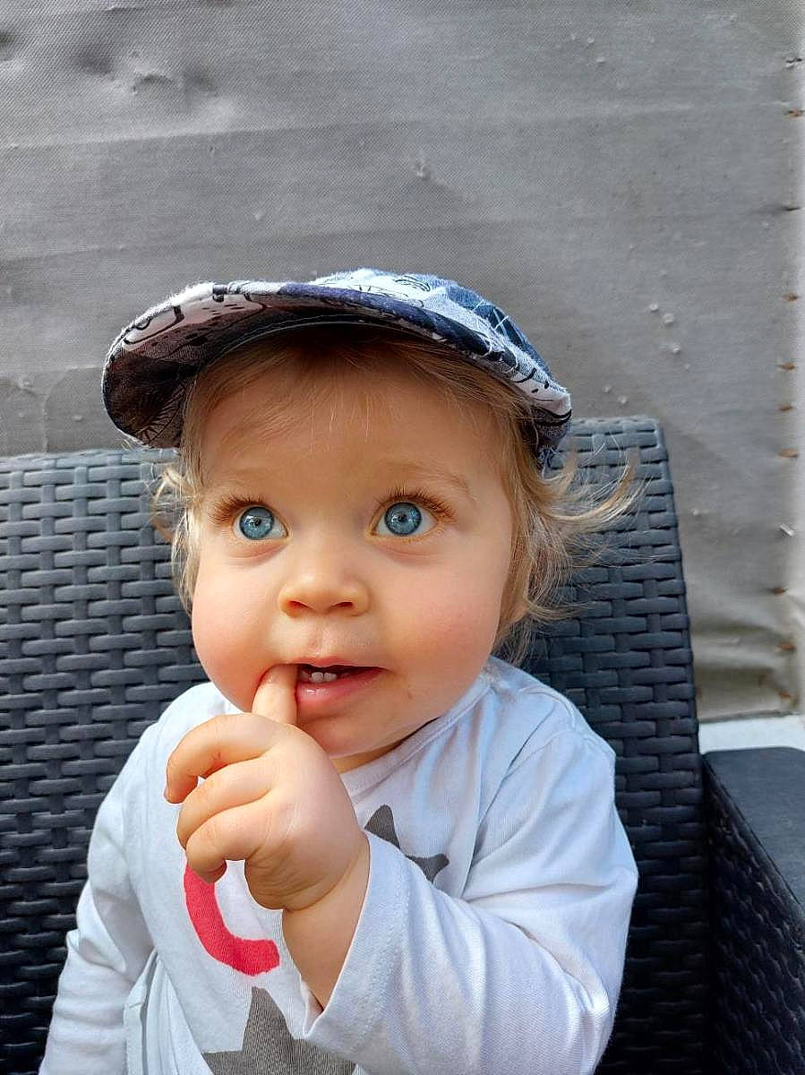 Eloan a rejoint le concours — aidez-le/la à gagner de superbes lots ! baby_toddler_clothing, cap, cheek, child, chin, clothing, electric_blue, face, flash_photography, fun, gesture, hand, happy, hat, headwear, lip, nose, person, photograph, skin