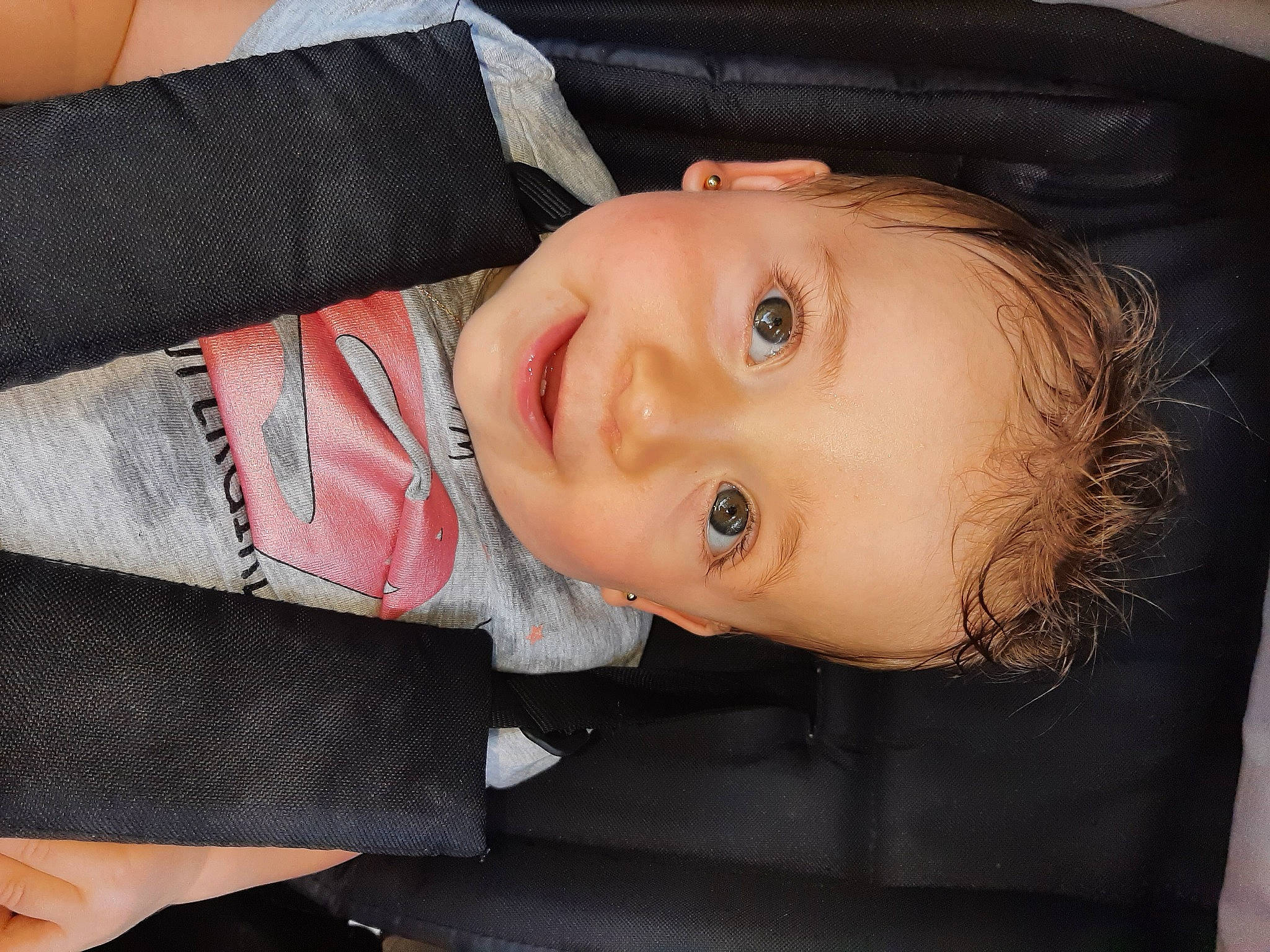 Camélia a rejoint le concours — aidez-le/la à gagner de superbes lots ! baby_toddler_clothing, blond, cheek, child, eyebrow, eyelash, flash_photography, happy, human_body, iris, joy, lip, mouth, neck, nose, person, plant, skin, sleeve, smile