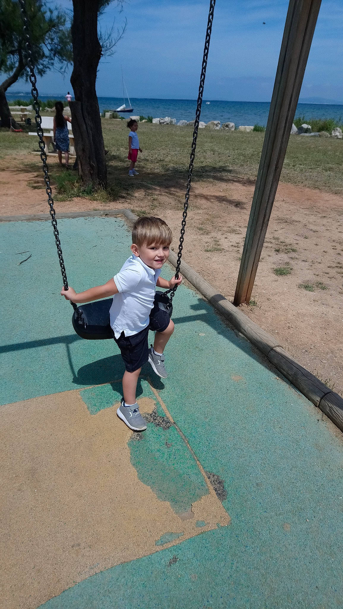 Louka a rejoint le concours — aidez-le/la à gagner de superbes lots ! fun, joy, leisure, outdoor_play_equipment, person, play, recreation, swing, tree, vacation