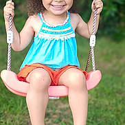 Avah participe au concours pour gagner de l'argent avec cette photo : child, girl, swing, outdoor, grass, hat, smile, happy, summer, play, toy, footwear, sandals, greenery, cute, portrait, sunlight, rope, colorful_clothing, nature