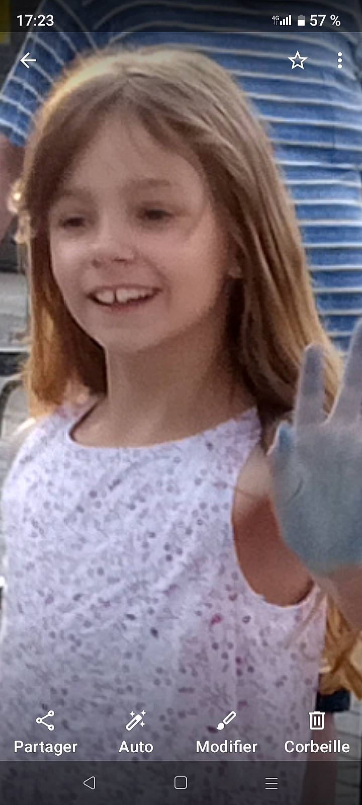 Maëlys participe au concours pour gagner de l'argent avec cette photo : bangs, beauty, brown_hair, child, eyebrow, eyelash, fun, gesture, hair, happy, jaw, joy, laugh, lip, long_hair, neck, pattern, person, portrait_photography, skin