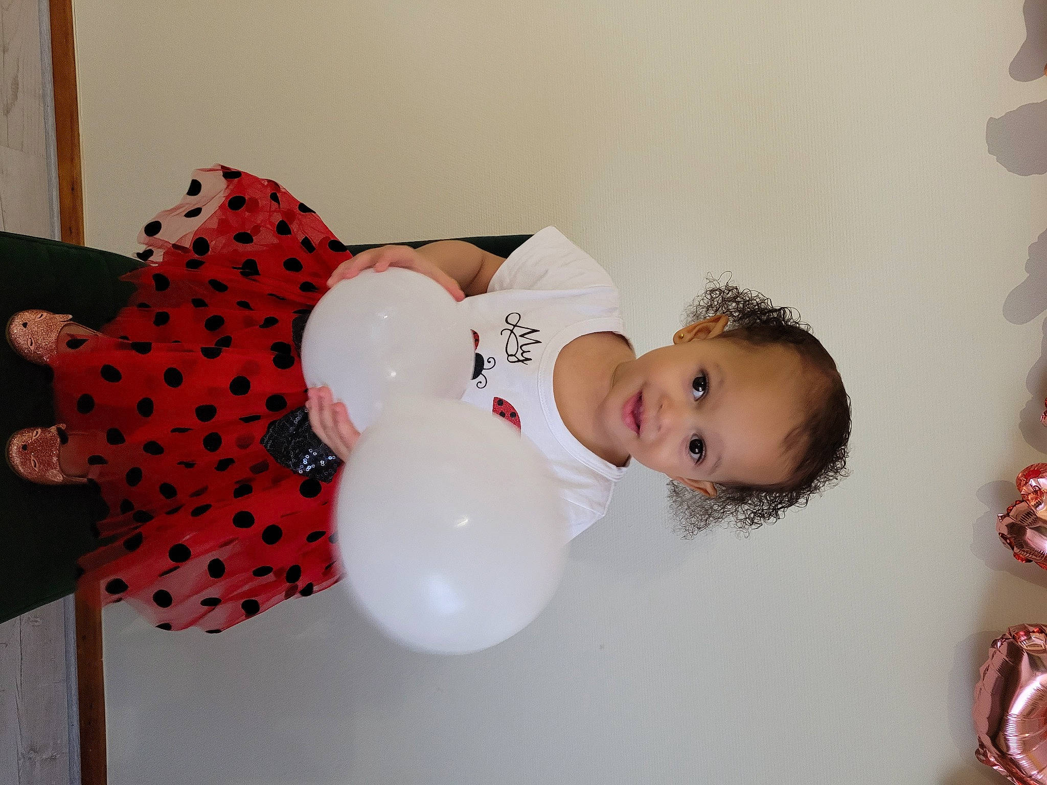 Iris participe au concours pour gagner de l'argent avec cette photo : baby, baby_products, baby_toddler_clothing, baby_toys, carmine, child, event, fashion_accessory, hair_accessory, happy, headgear, joy, paper_product, party_supply, pattern, person, petal, pink, room, stuffed_toy