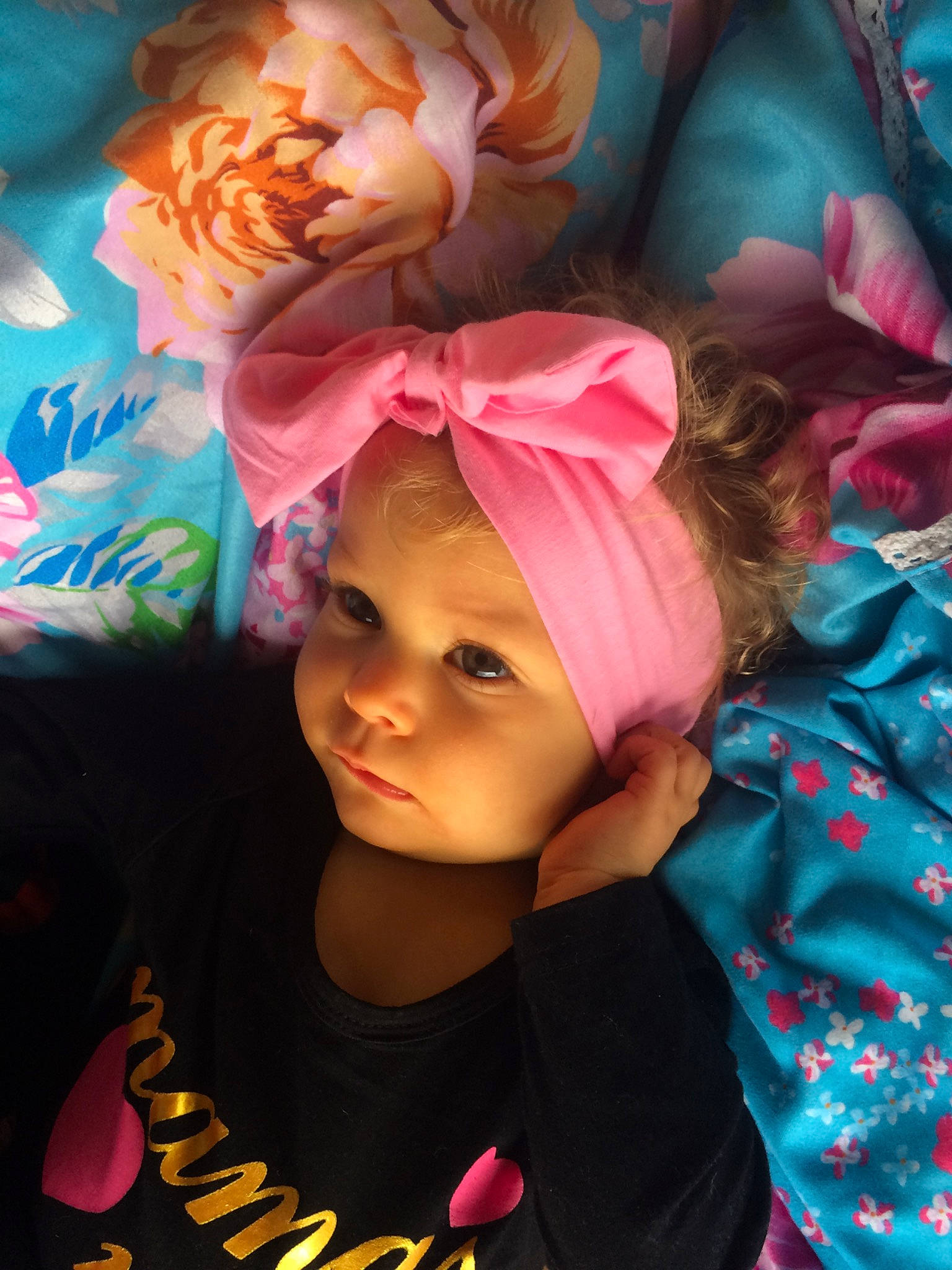 Mailys participe au concours pour gagner de l'argent avec cette photo : child, flower, fun, girl, hair_accessory, hair_coloring, headband, headgear, infant, person, pink, product, toddler