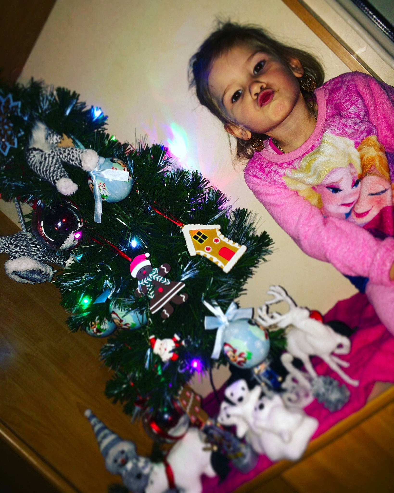 Dayana participe au concours pour gagner de l'argent avec cette photo : christmas, christmas_decoration, christmas_ornament, christmas_tree, event, fun, girl, holiday, person, tradition