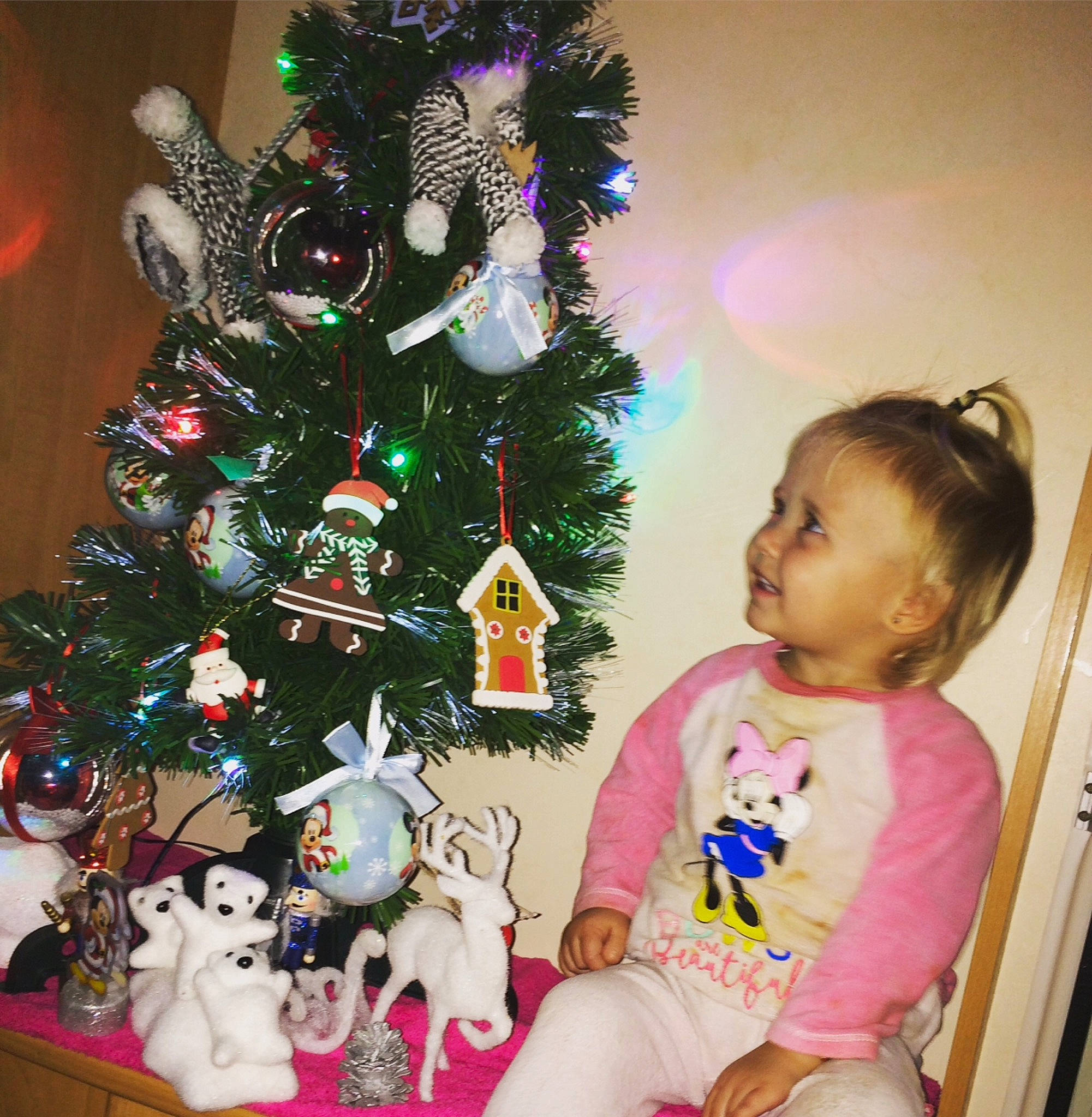 Dayli a rejoint le concours — aidez-le/la à gagner de superbes lots ! christmas, christmas_decoration, christmas_ornament, christmas_tree, decor, event, holiday, person, toddler, toy, tree