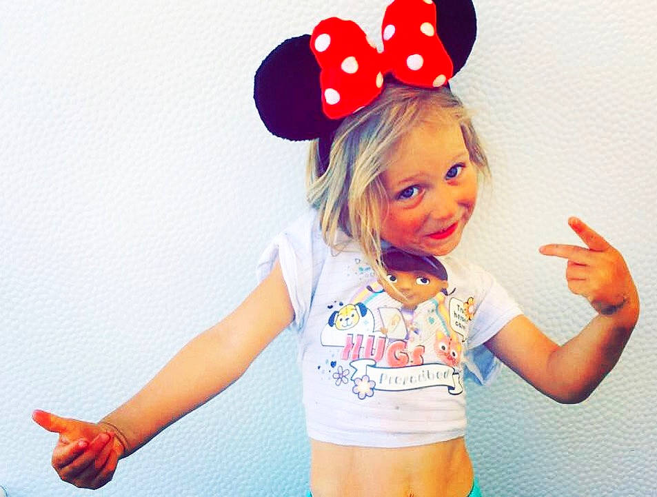 Emilia a rejoint le concours — aidez-le/la à gagner de superbes lots ! arm, child, ear, fashion_accessory, finger, fun, hair_accessory, hand, happiness, headgear, joint, joy, orange, person, product, shoulder, smile, t_shirt, toddler