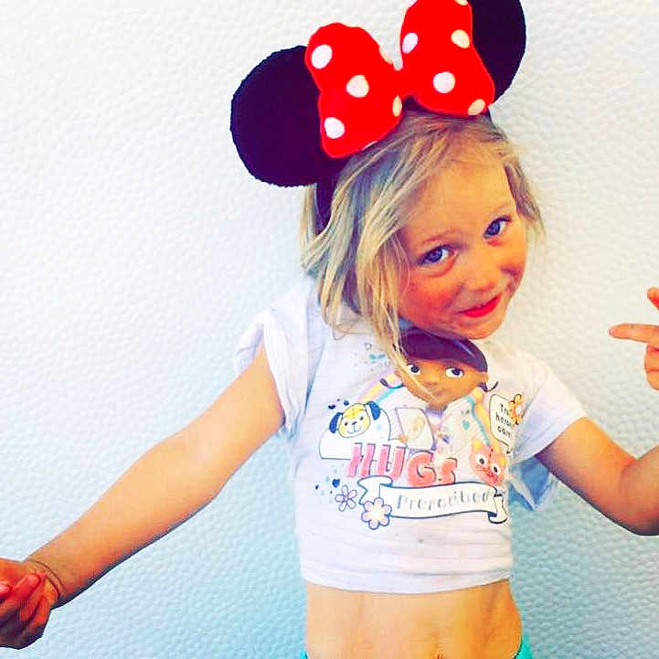 Emilia a rejoint le concours — aidez-le/la à gagner de superbes lots ! arm, child, ear, fashion_accessory, finger, fun, hair_accessory, hand, happiness, headgear, joint, joy, orange, person, product, shoulder, smile, t_shirt, toddler