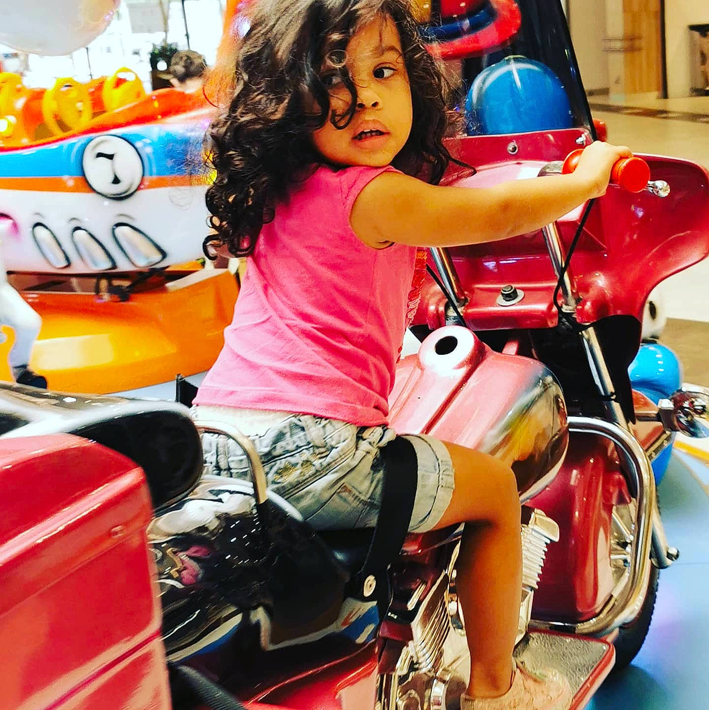 Eve participe au concours pour gagner de l'argent avec cette photo : automotive_design, automotive_exterior, automotive_lighting, automotive_tire, cool, eye, eyewear, fun, happy, jeans, leg, leisure, motor_vehicle, motorcycle, motorcycle_helmet, person, shorts, summer, thigh, tire