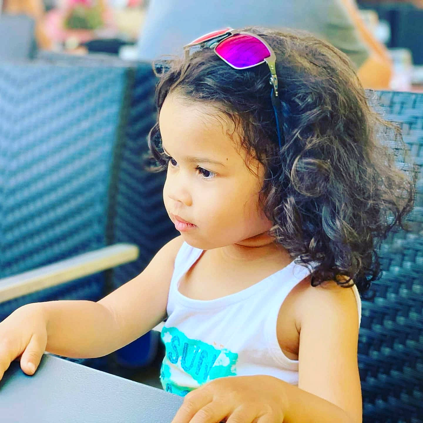 Eve a rejoint le concours — aidez-le/la à gagner de superbes lots ! azure, black_hair, blue, child, electric_blue, fun, hand, happy, headband, human, leisure, person, photograph, play, recreation, sitting, snapshot, summer, sunglasses, table