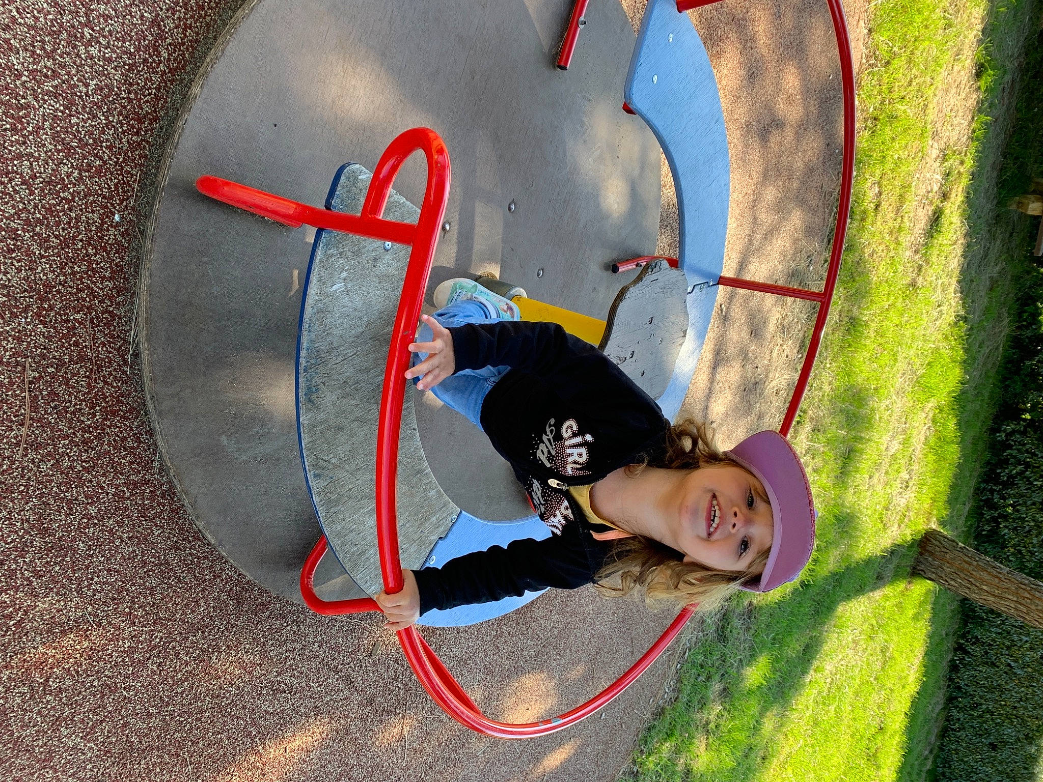 Myla a rejoint le concours — aidez-le/la à gagner de superbes lots ! adventure, audio_equipment, automotive_tire, automotive_wheel_system, circle, cool, eyewear, fun, grass, headwear, helmet, joy, leisure, people_in_nature, person, personal_protective_equipment, recreation, rope, shoe, sports