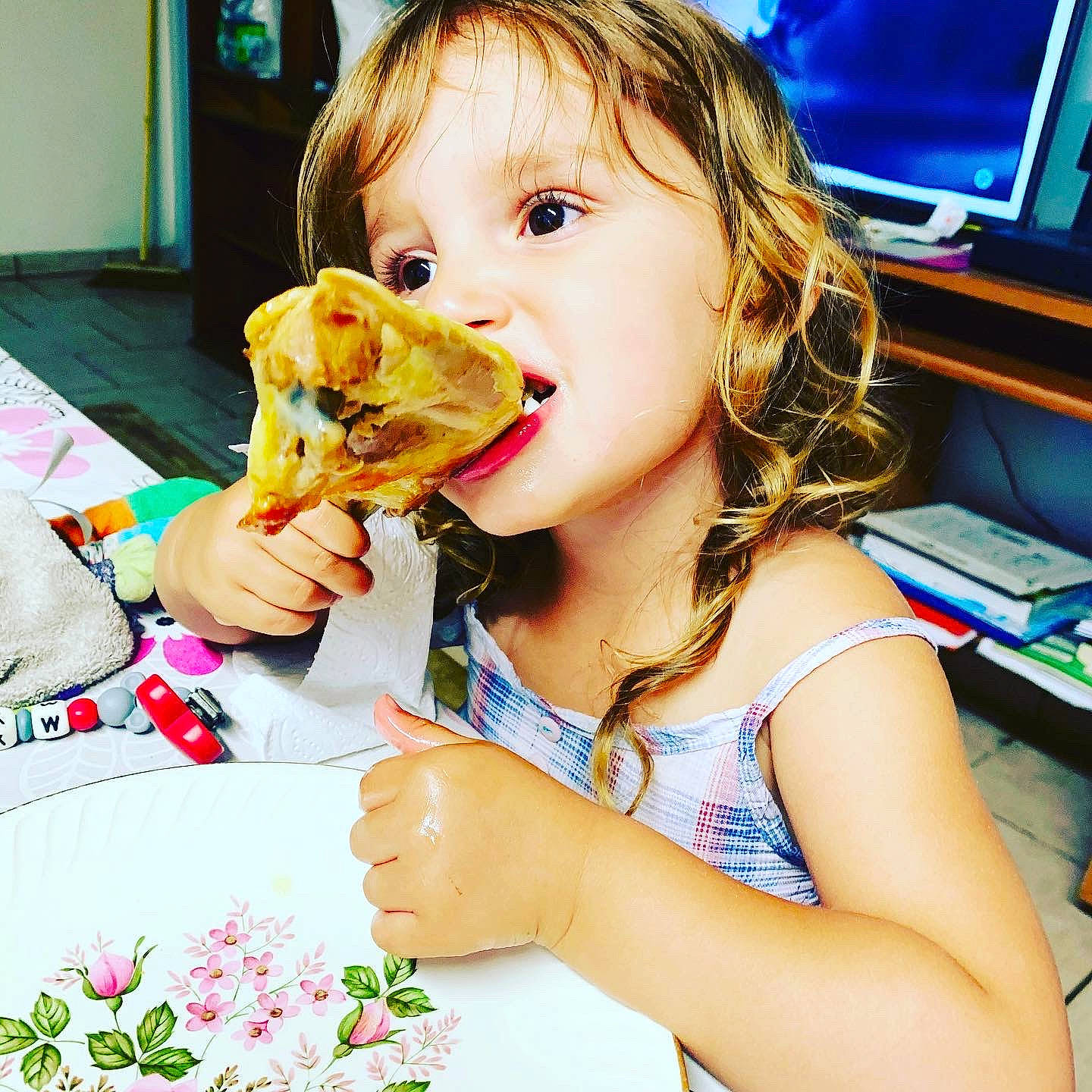Myla a rejoint le concours — aidez-le/la à gagner de superbes lots ! biting, child, comfort_food, cuisine, dish, fast_food, finger, finger_food, flower, food, food_craving, fun, happy, ingredient, junk_food, person, summer, sweetness, tableware, television